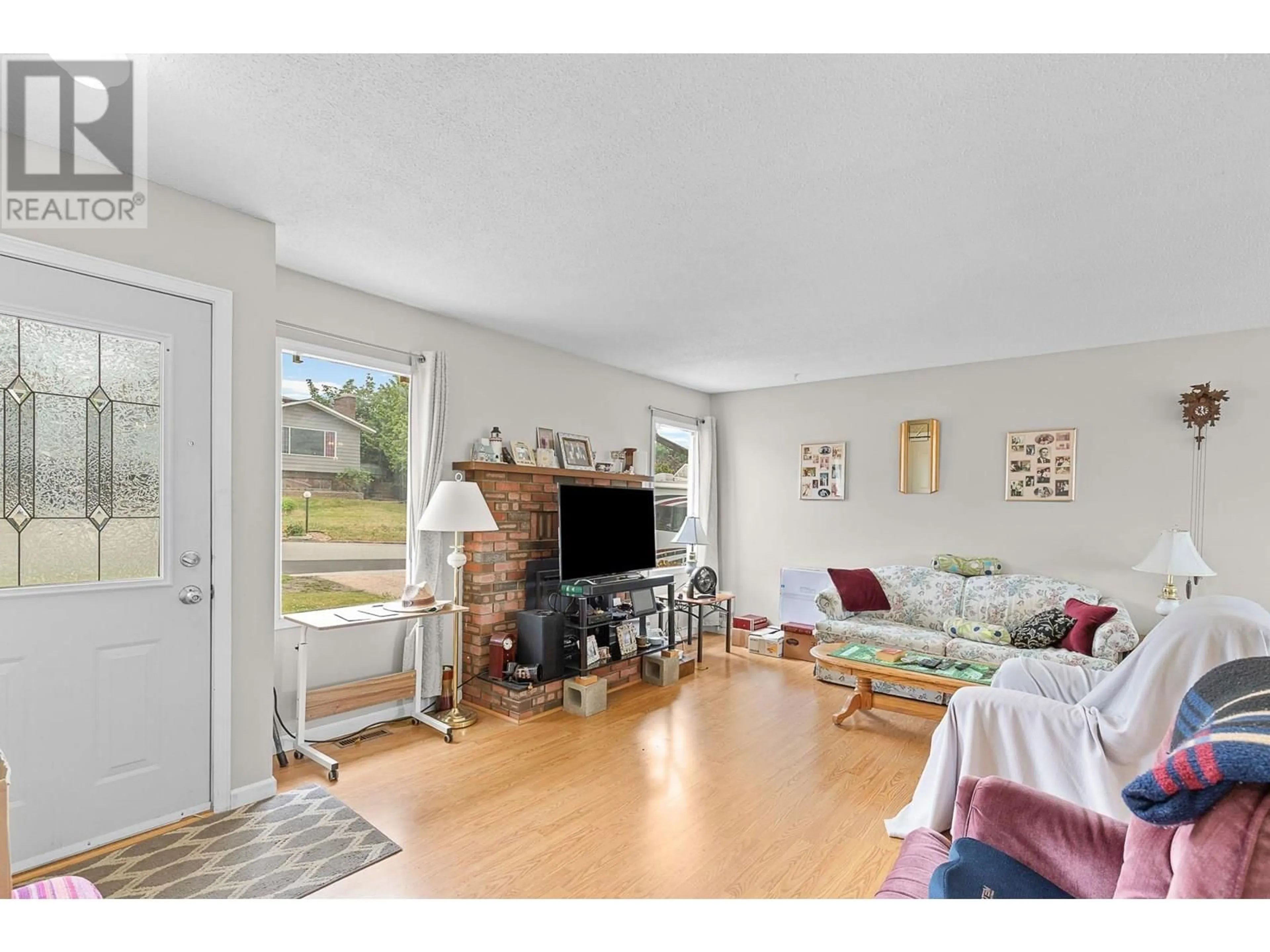 Living room with furniture, unknown for 3803 21 AVENUE, Vernon British Columbia V1T6P7
