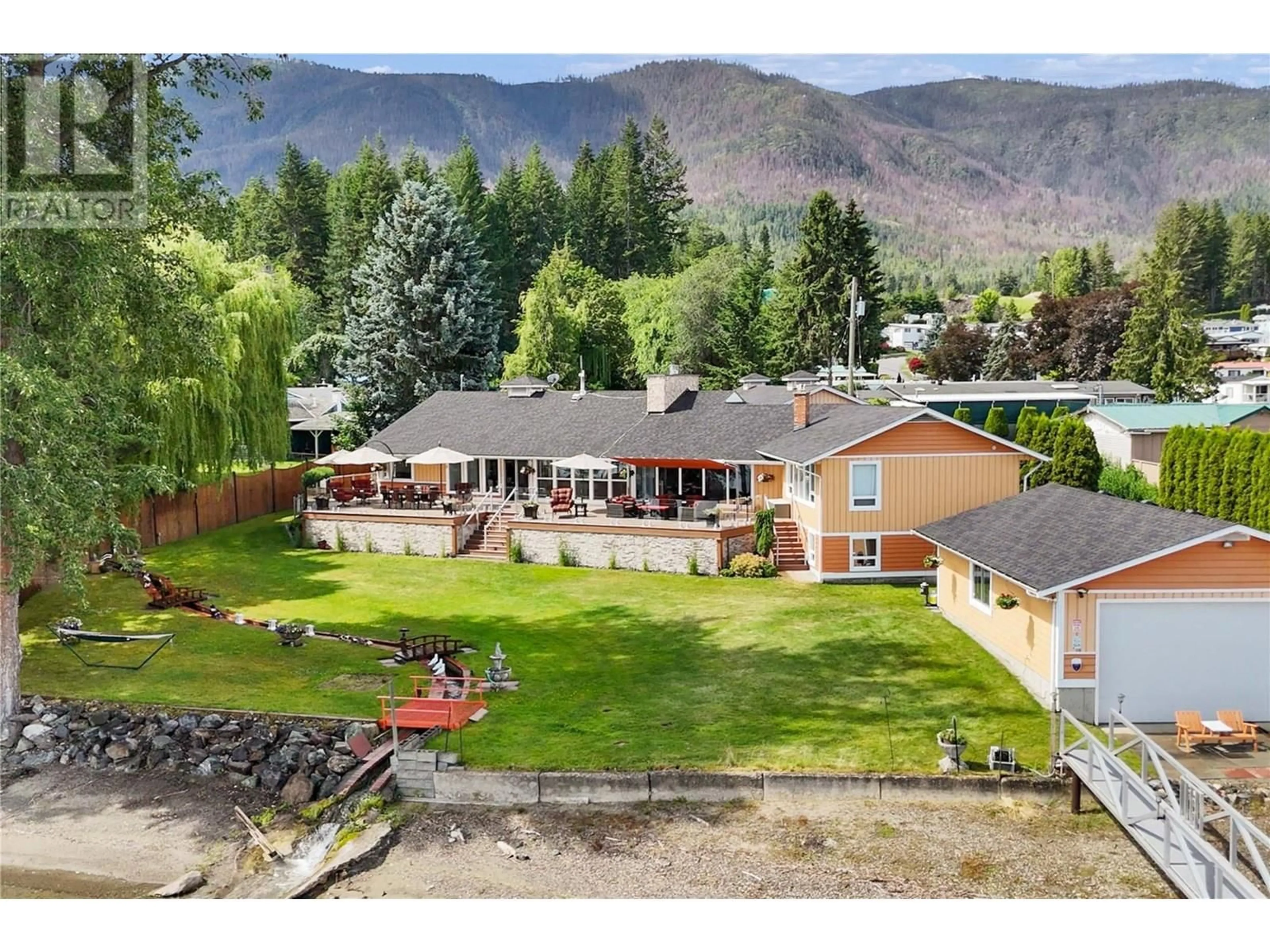 A pic from outside/outdoor area/front of a property/back of a property/a pic from drone, mountain view for 957 GARROWAY ROAD, Sorrento British Columbia V0E2W0