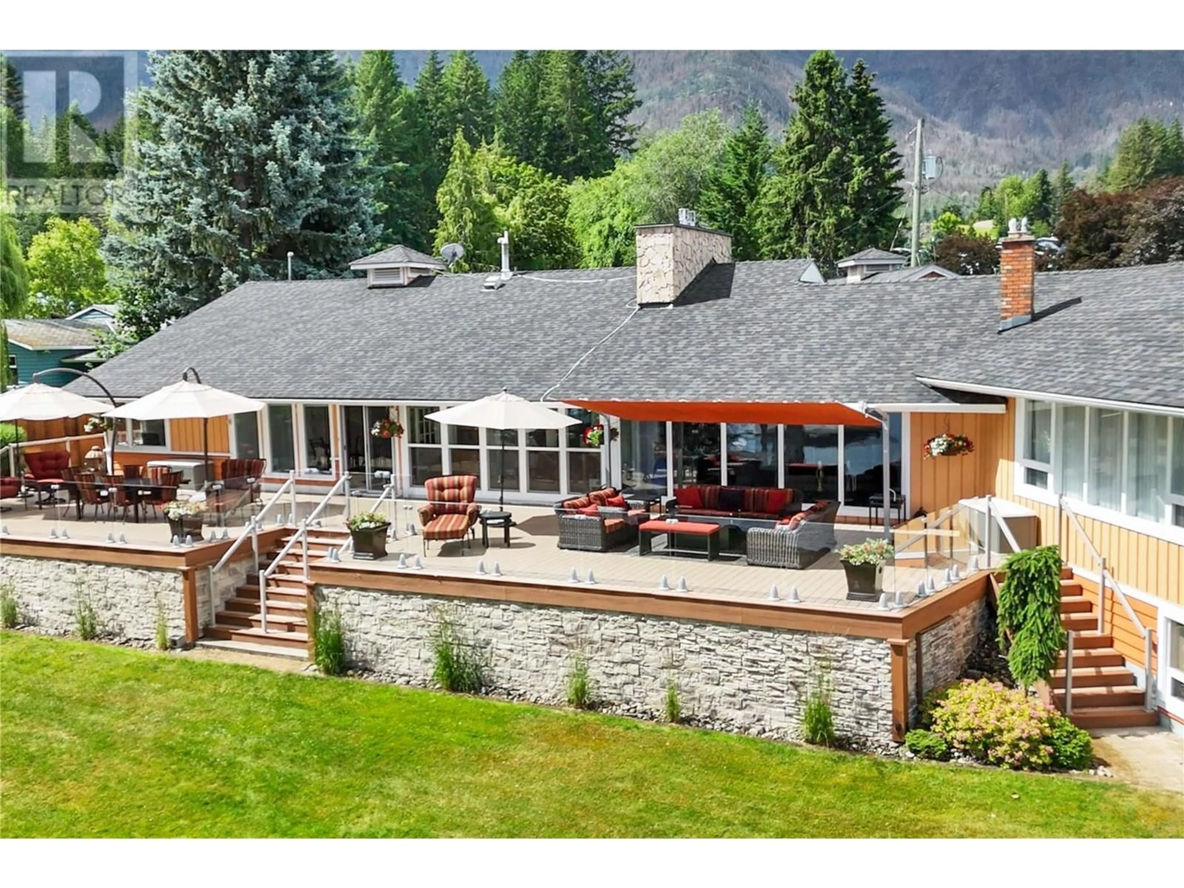 A pic from outside/outdoor area/front of a property/back of a property/a pic from drone, mountain view for 957 GARROWAY ROAD, Sorrento British Columbia V0E2W0
