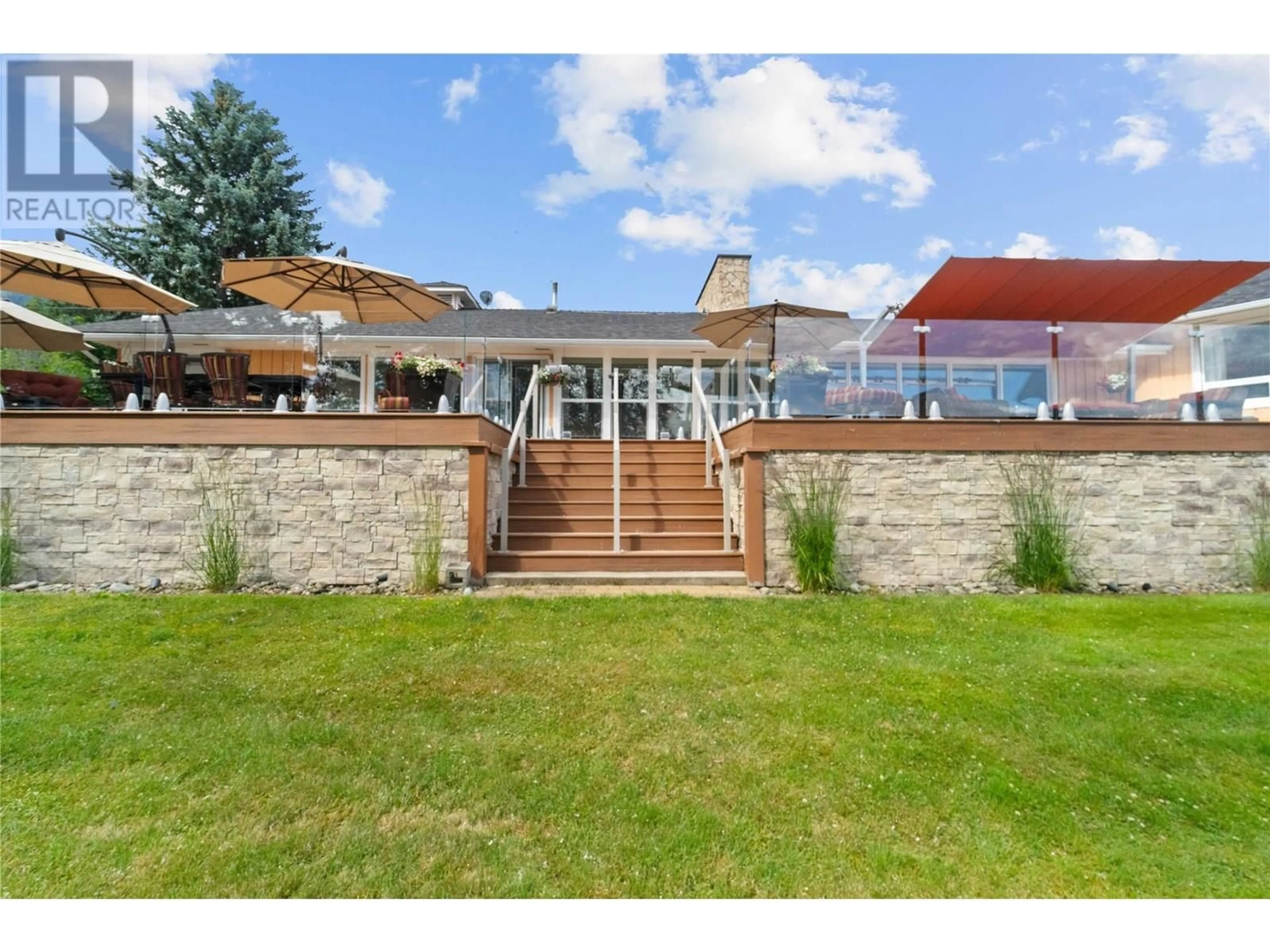 A pic from outside/outdoor area/front of a property/back of a property/a pic from drone, water/lake/river/ocean view for 957 GARROWAY ROAD, Sorrento British Columbia V0E2W0