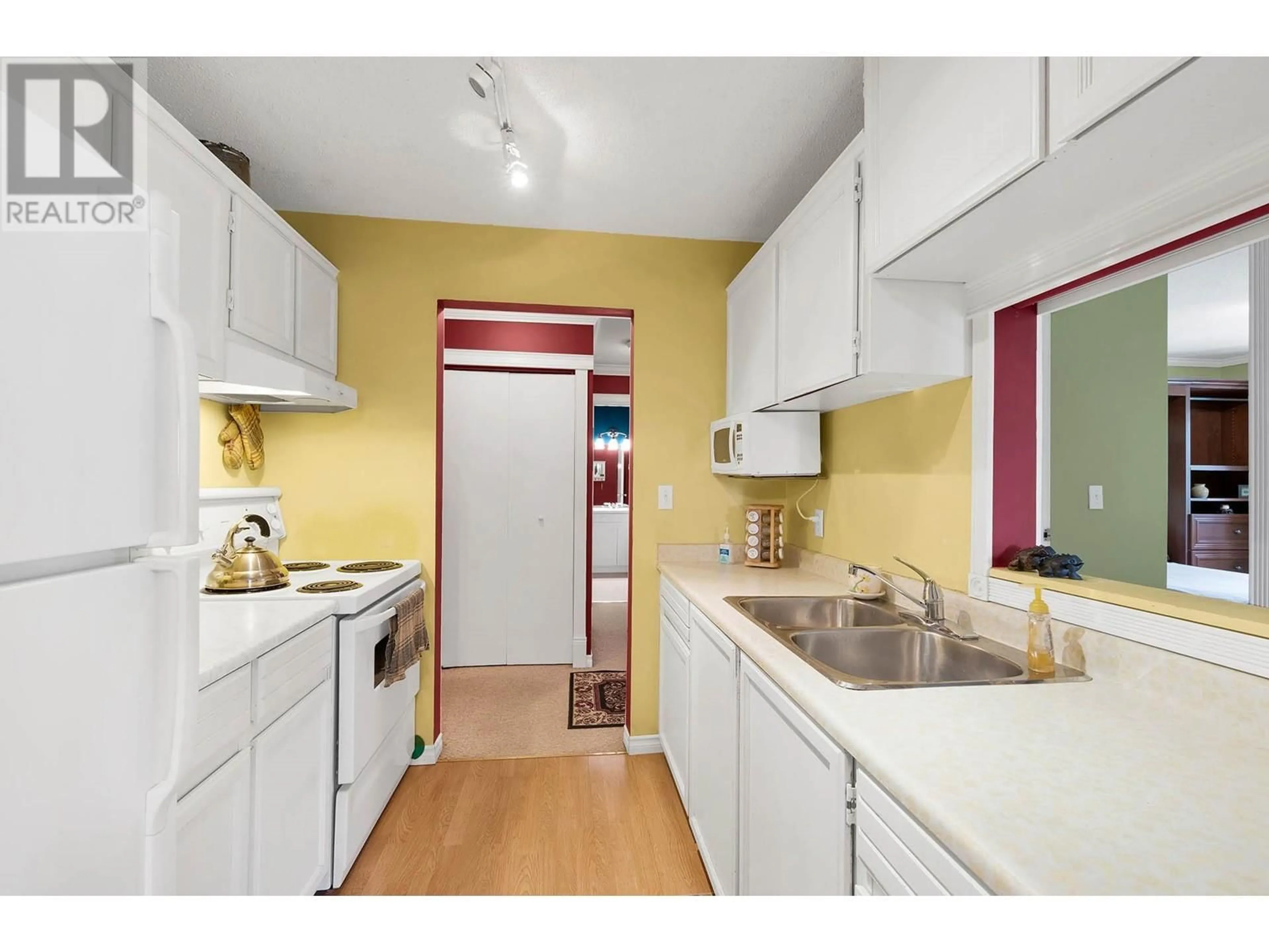 Standard kitchen, unknown for 16 - 245 PARK DRIVE, Clearwater British Columbia V0E1N0