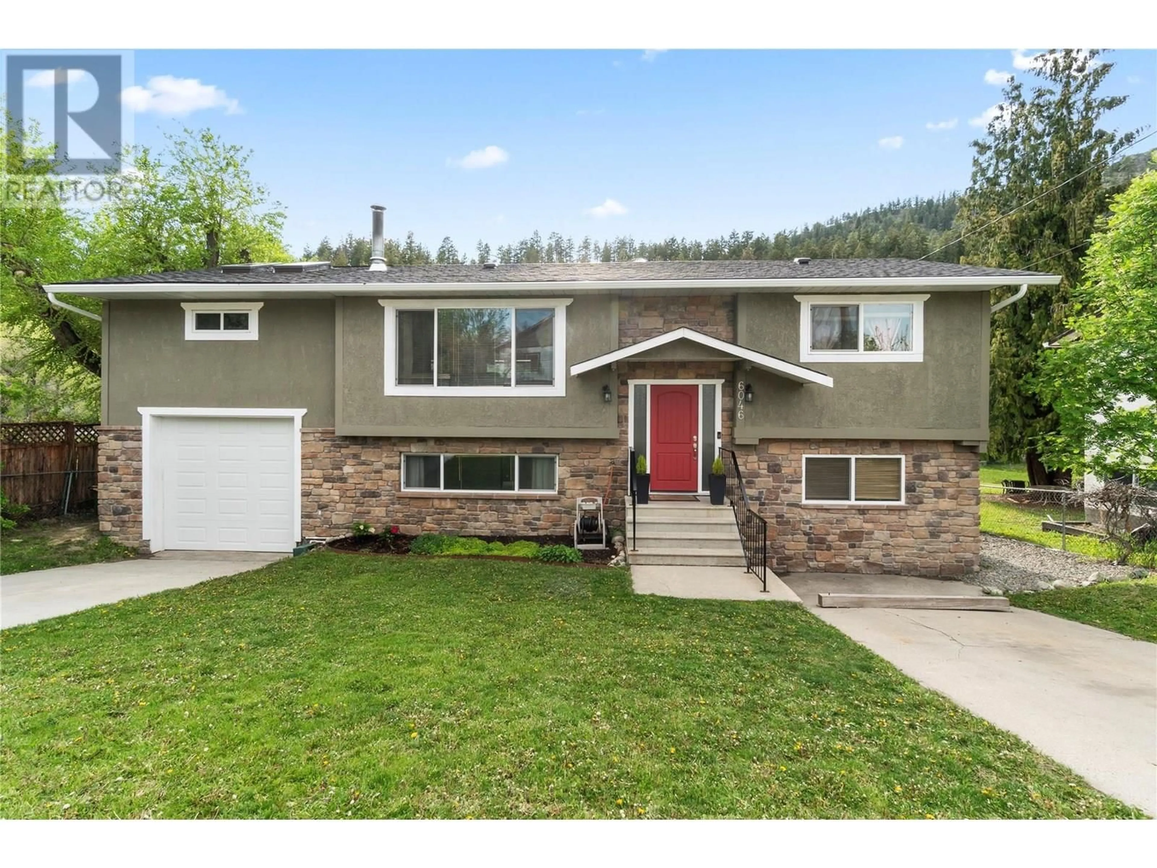 Home with vinyl exterior material, street for 6046 JACKSON CRESCENT, Peachland British Columbia V0H1X4