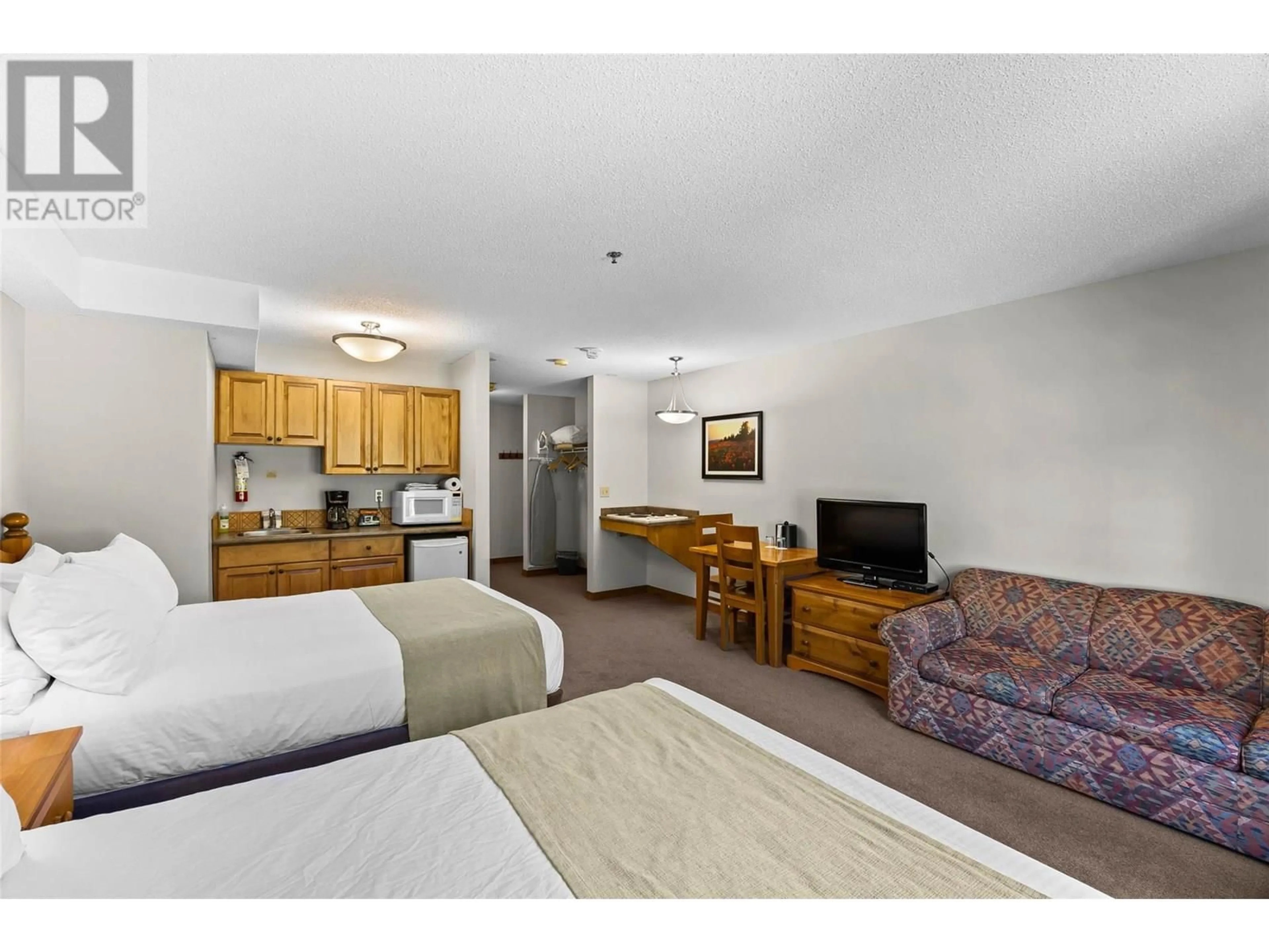 Living room with furniture, wood/laminate floor for 312 - 3160 CREEKSIDE WAY, Sun Peaks British Columbia V0E5N0