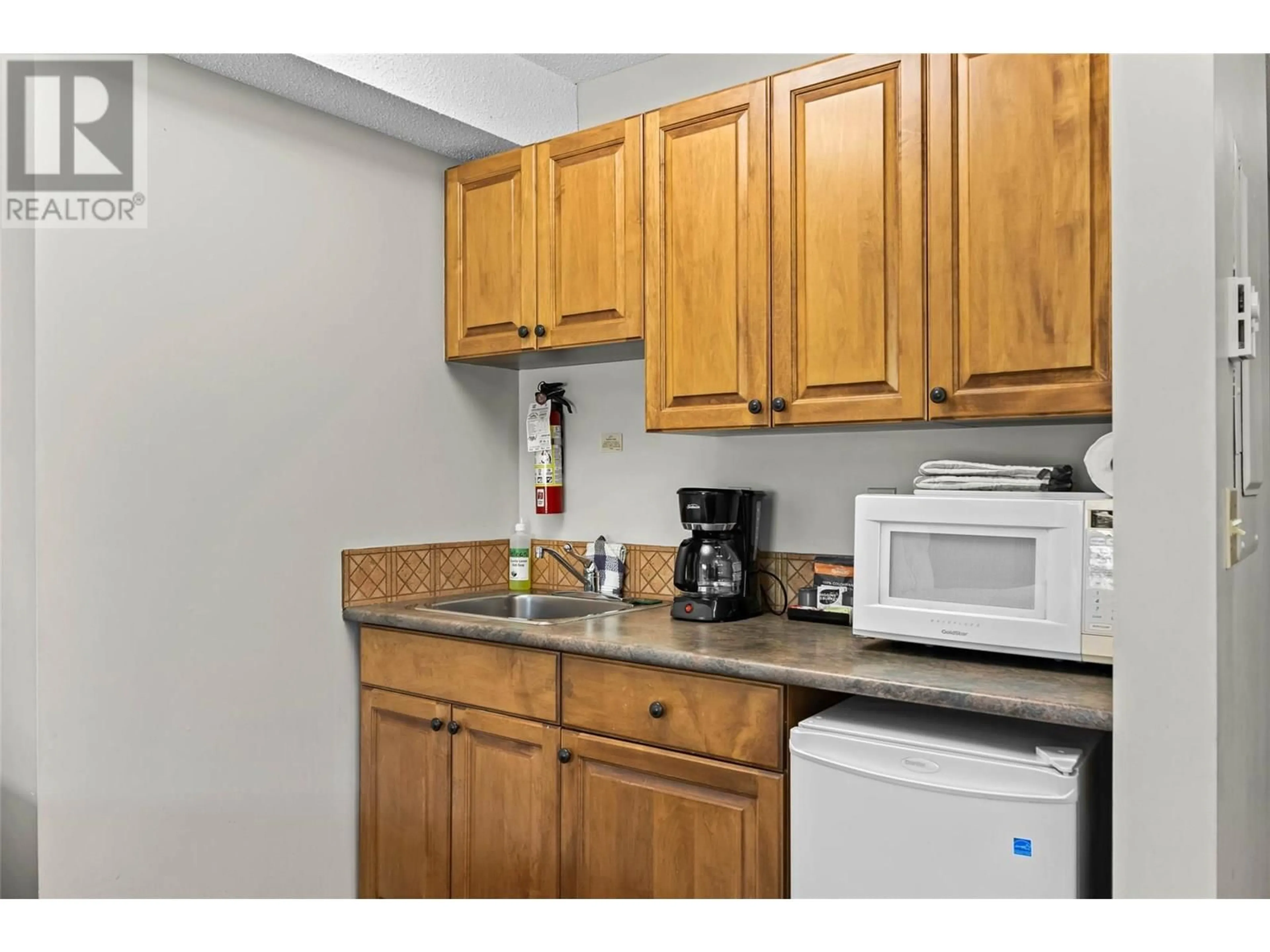 Standard kitchen, unknown for 312 - 3160 CREEKSIDE WAY, Sun Peaks British Columbia V0E5N0