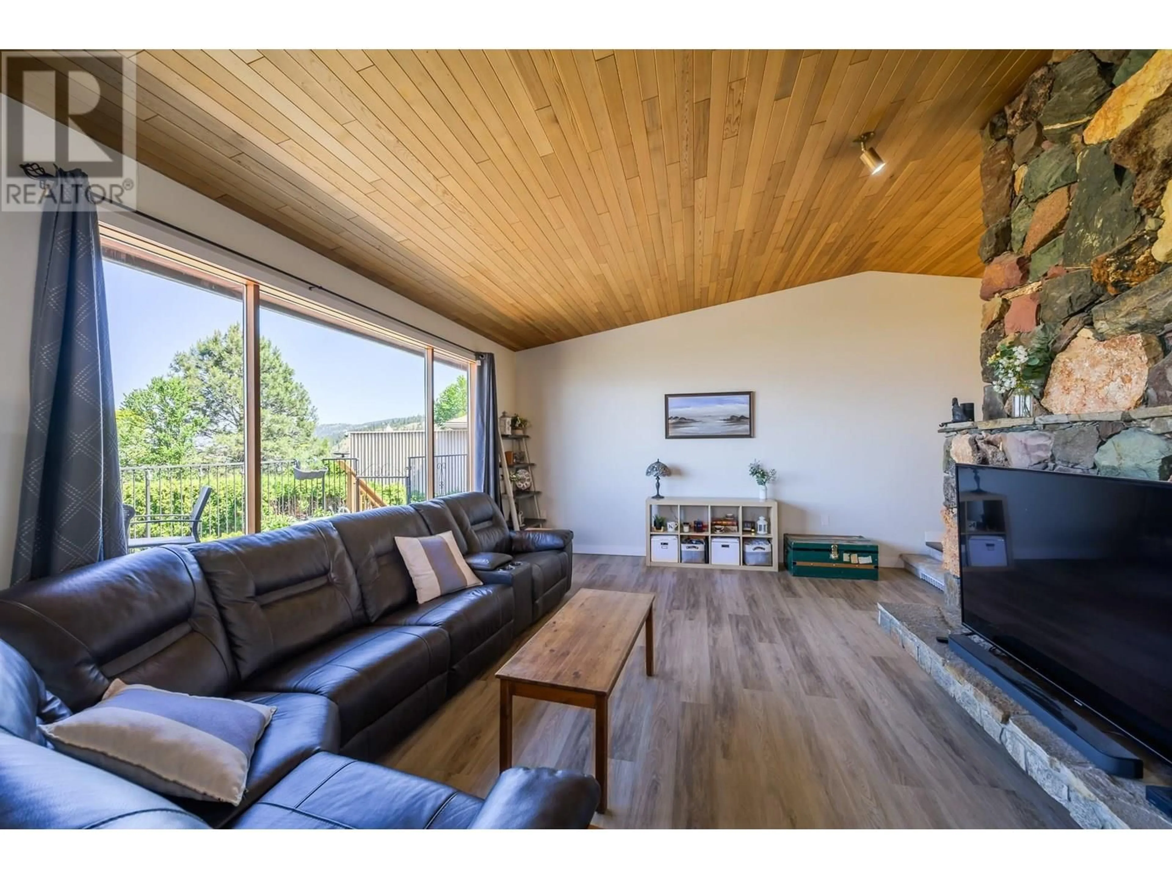 Living room with furniture, wood/laminate floor for 356 GLENEAGLES DRIVE, Kamloops British Columbia V2E1Z4