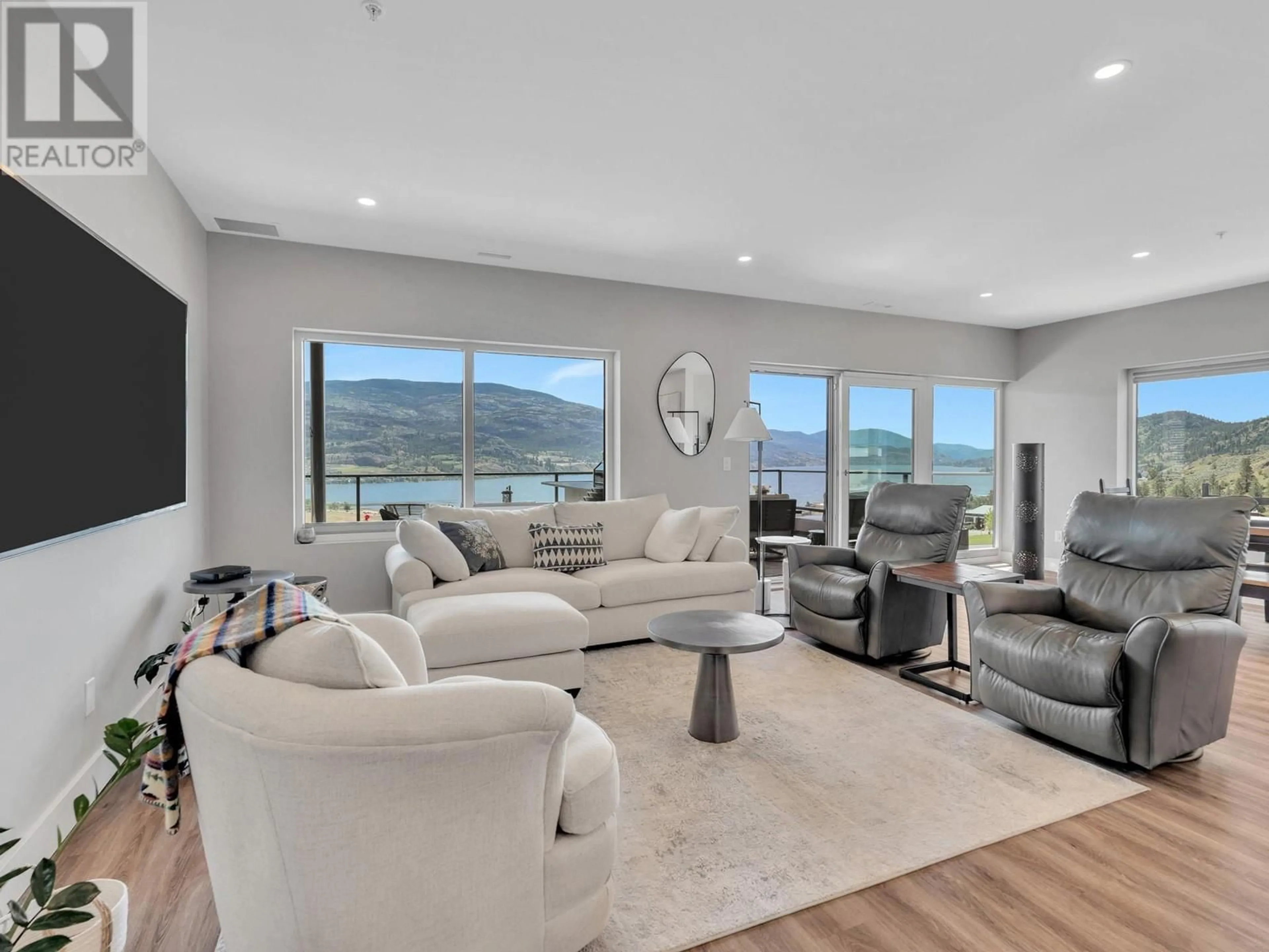 Living room with furniture, unknown for 633 - 600 VISTA PARK, Penticton British Columbia V2A0B2