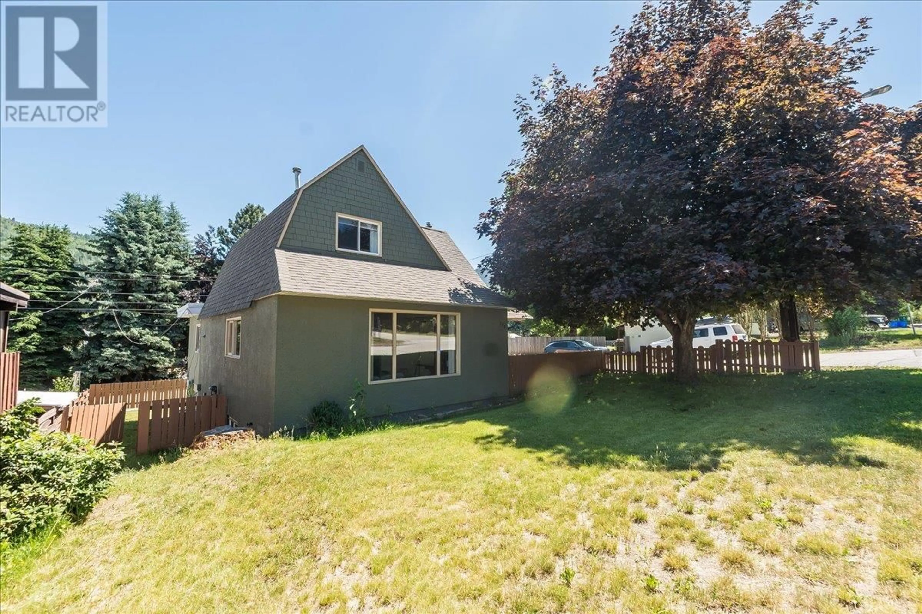 A pic from outside/outdoor area/front of a property/back of a property/a pic from drone, street for 798 KIPLING STREET, Warfield British Columbia V1R2A4