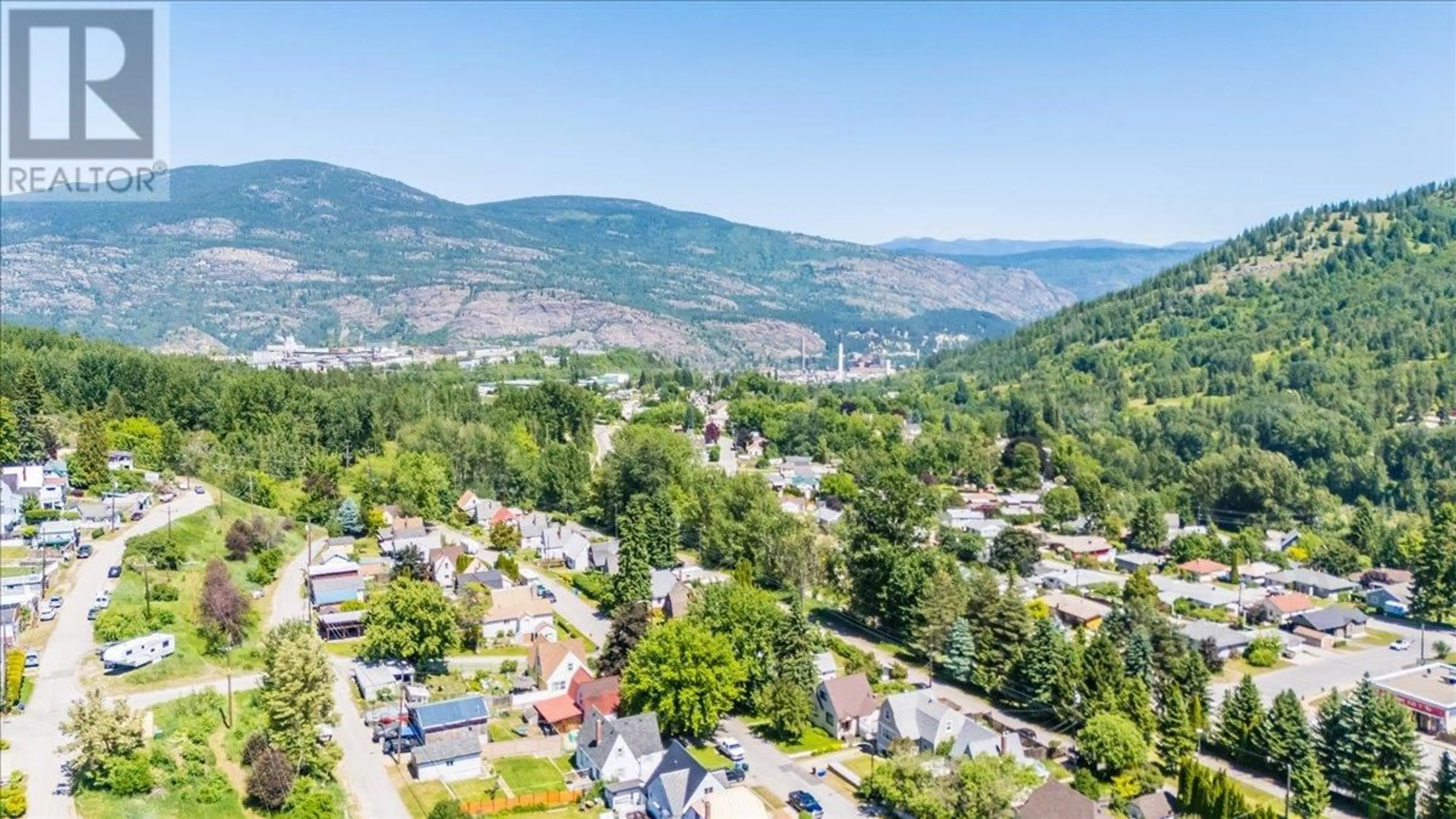 A pic from outside/outdoor area/front of a property/back of a property/a pic from drone, mountain view for 798 KIPLING STREET, Warfield British Columbia V1R2A4