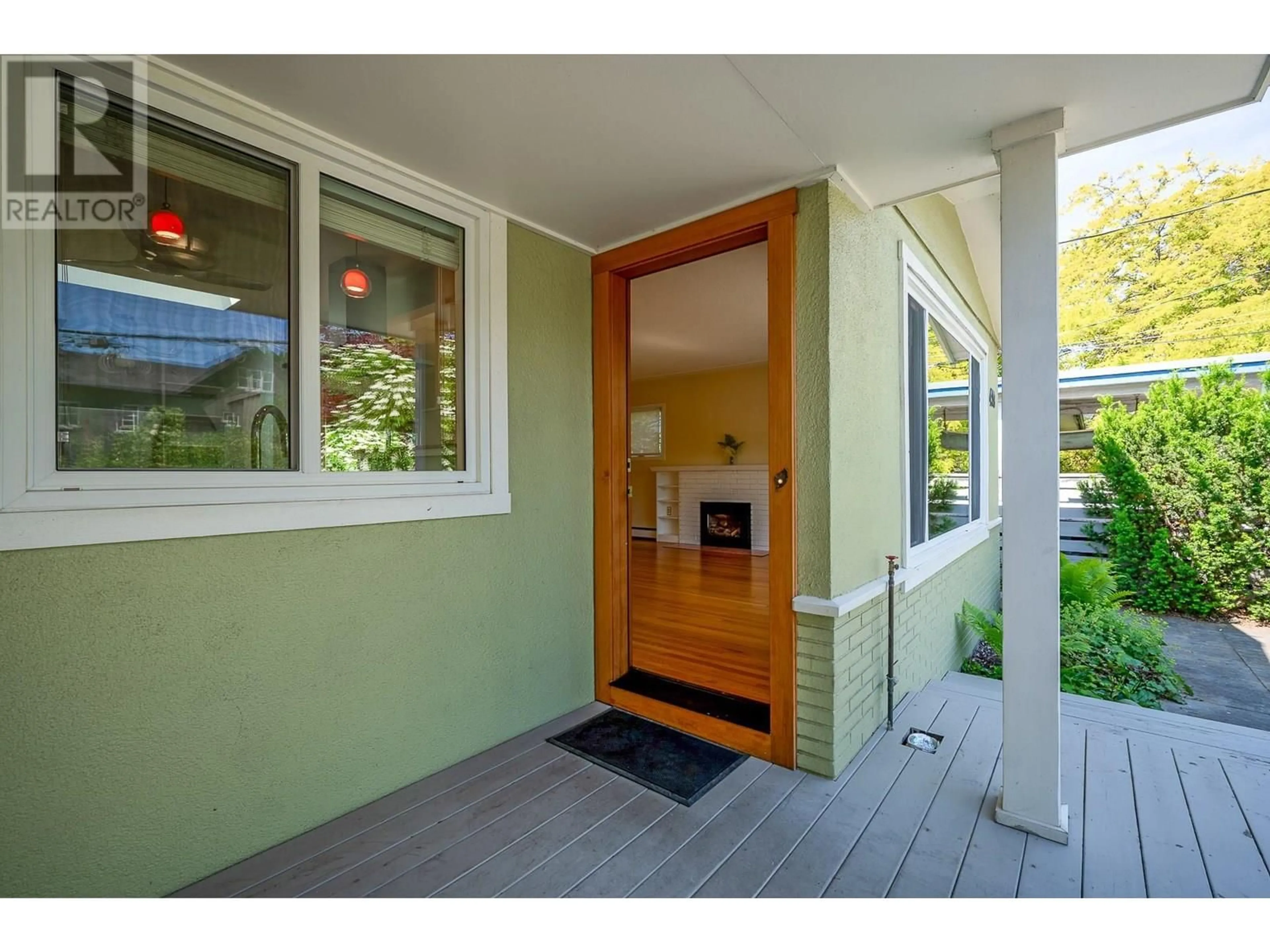 Indoor entryway for 439 OSPREY AVENUE, Kelowna British Columbia V1Y5A3