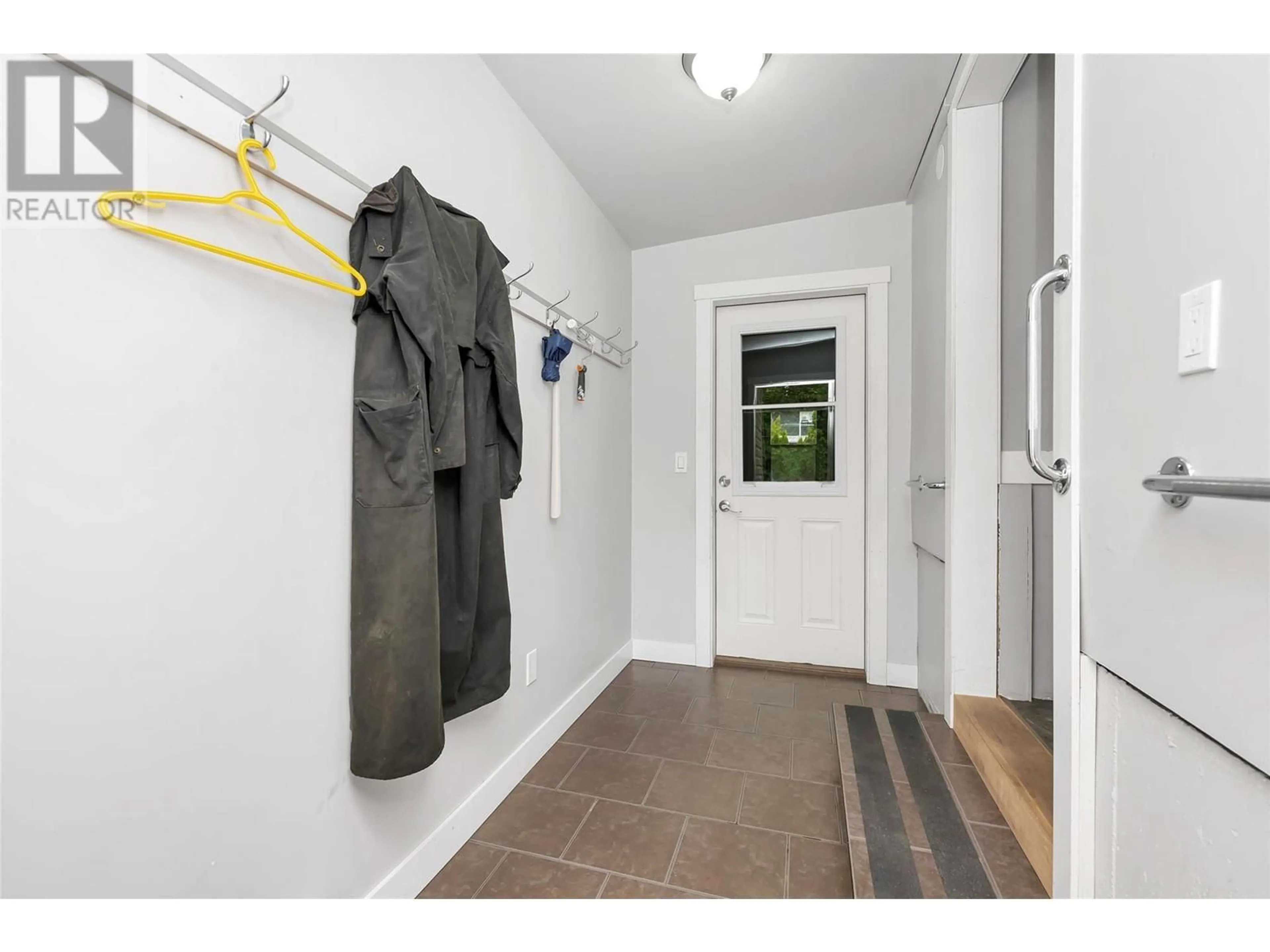 Indoor entryway for 3908 25 STREET, Vernon British Columbia V1T4R7