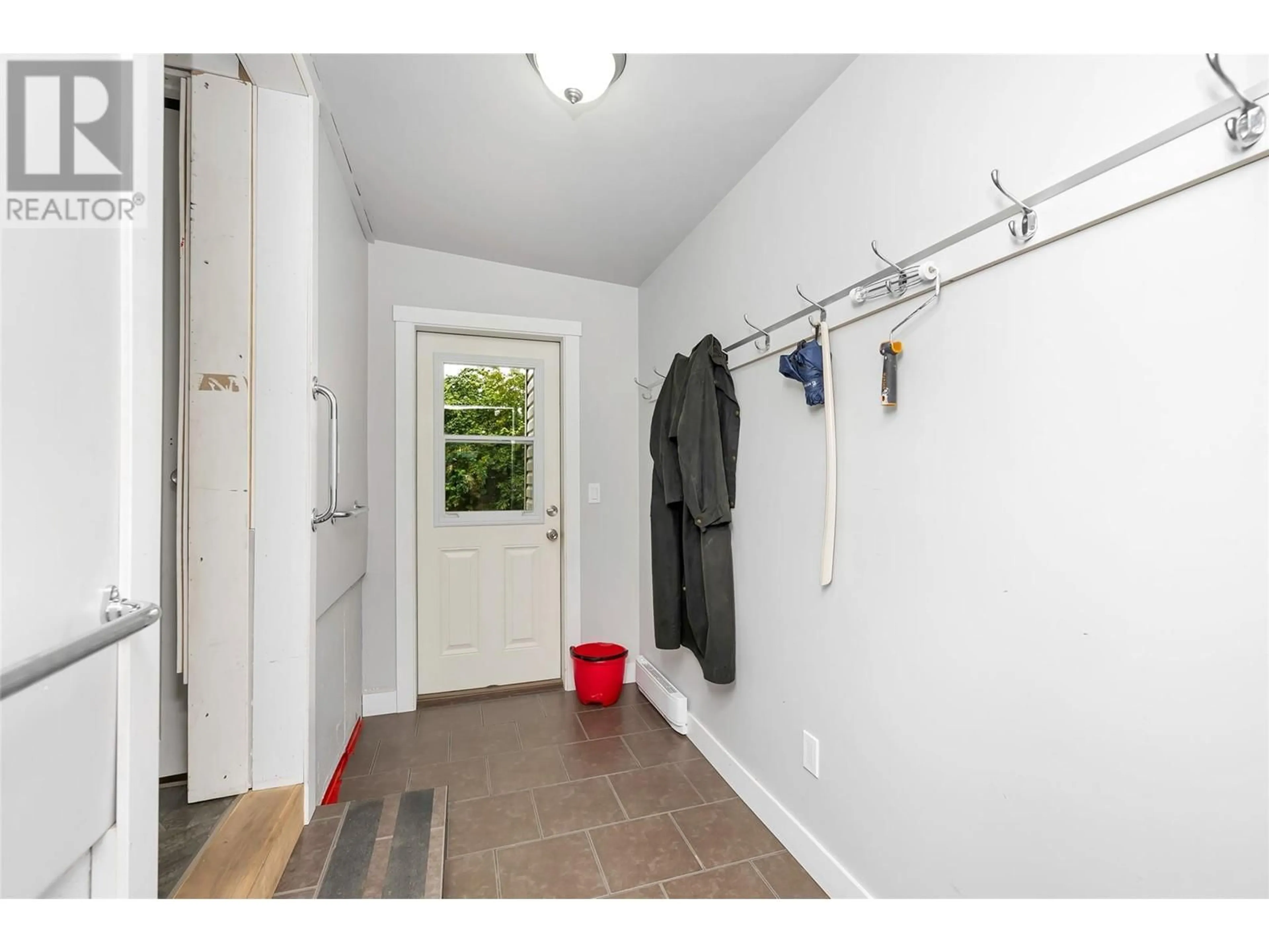 Indoor entryway for 3908 25 STREET, Vernon British Columbia V1T4R7