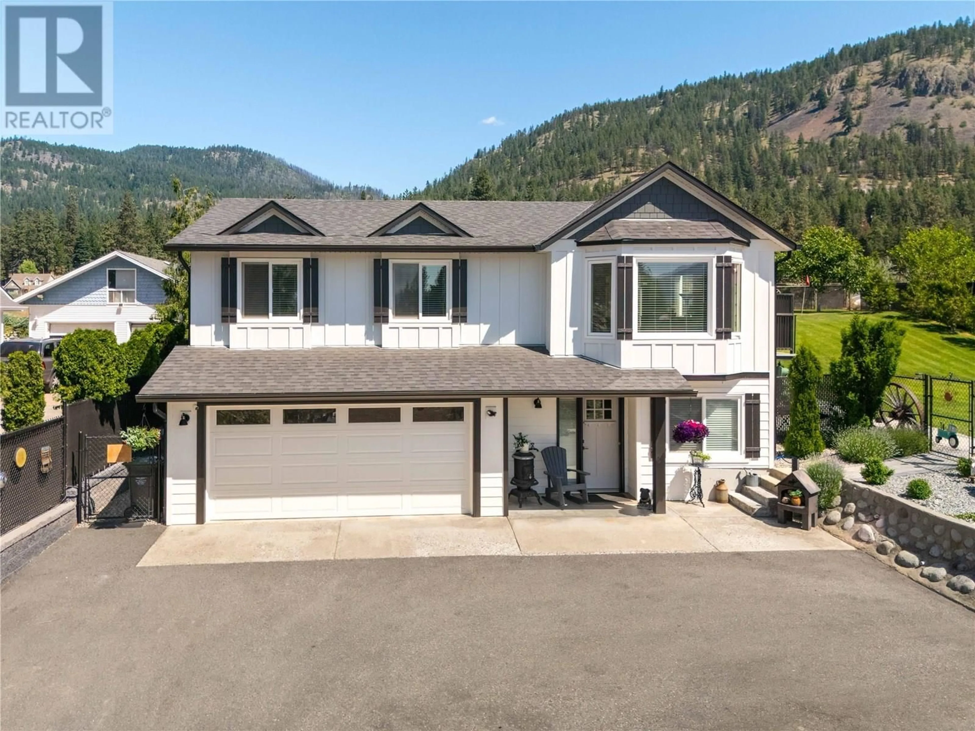 Home with vinyl exterior material, mountain view for 4043 SMITH WAY, Peachland British Columbia V0H1X2