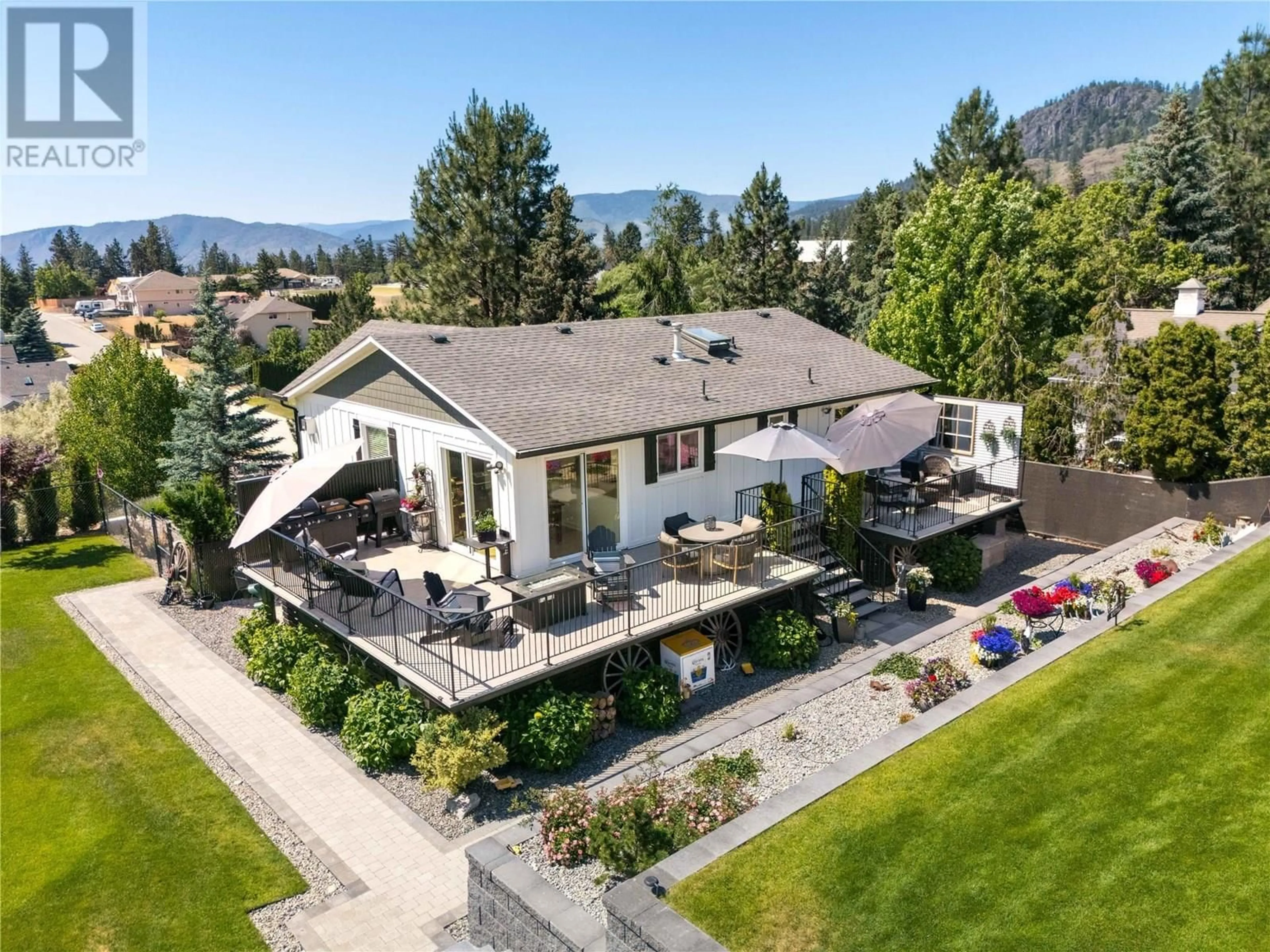 A pic from outside/outdoor area/front of a property/back of a property/a pic from drone, mountain view for 4043 SMITH WAY, Peachland British Columbia V0H1X2