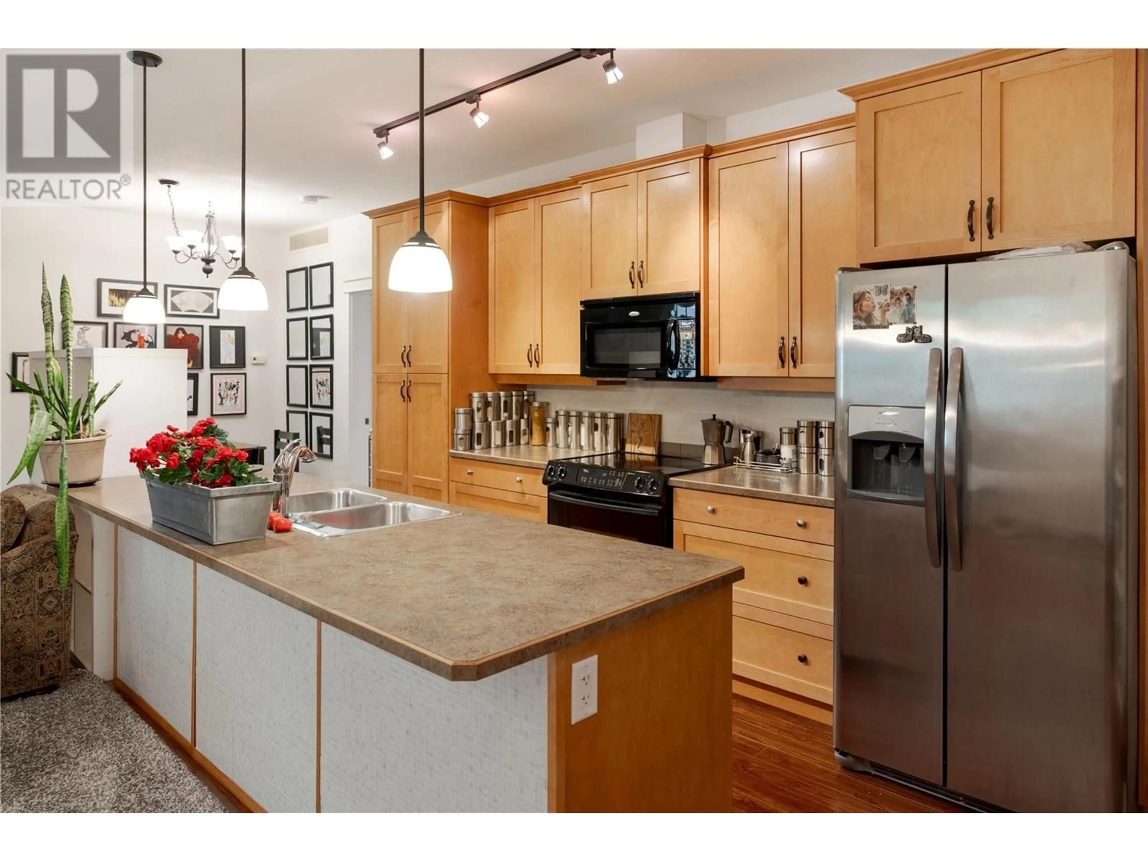 Open concept kitchen, wood/laminate floor for 101 - 511 YATES ROAD, Kelowna British Columbia V1V2X2