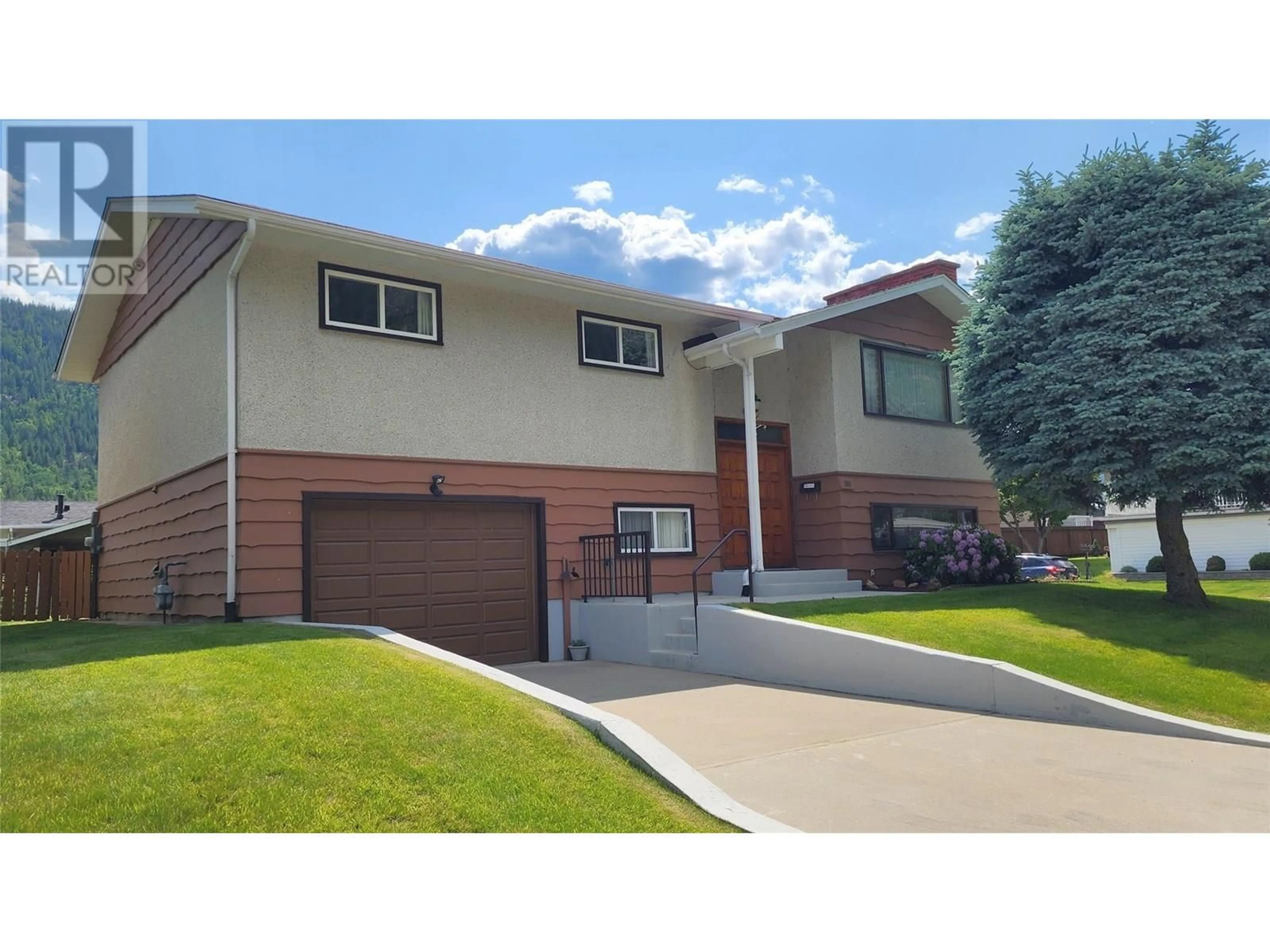 Home with vinyl exterior material, street for 3900 WOODLAND DRIVE, Trail British Columbia V1R2V8