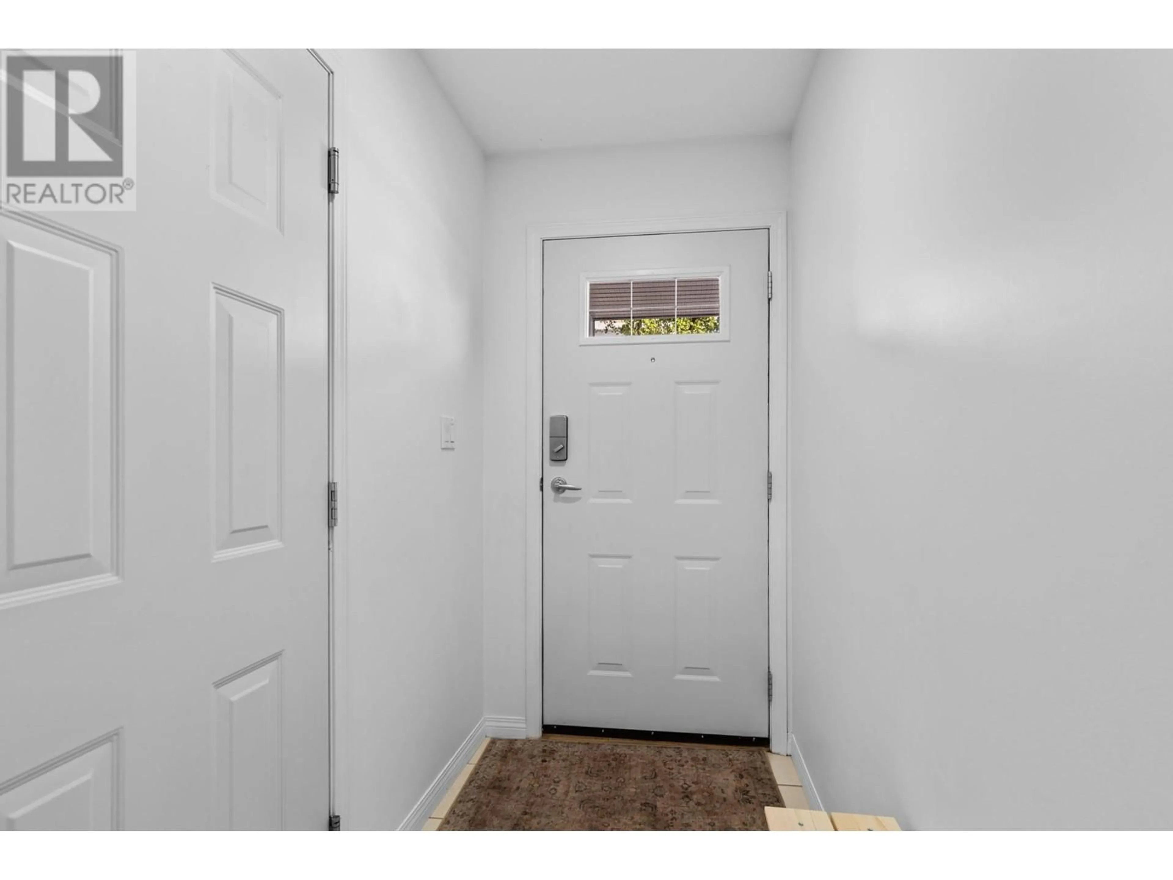 Indoor entryway for 3 - 1853 PARKVIEW CRESCENT, Kelowna British Columbia V1X8A3