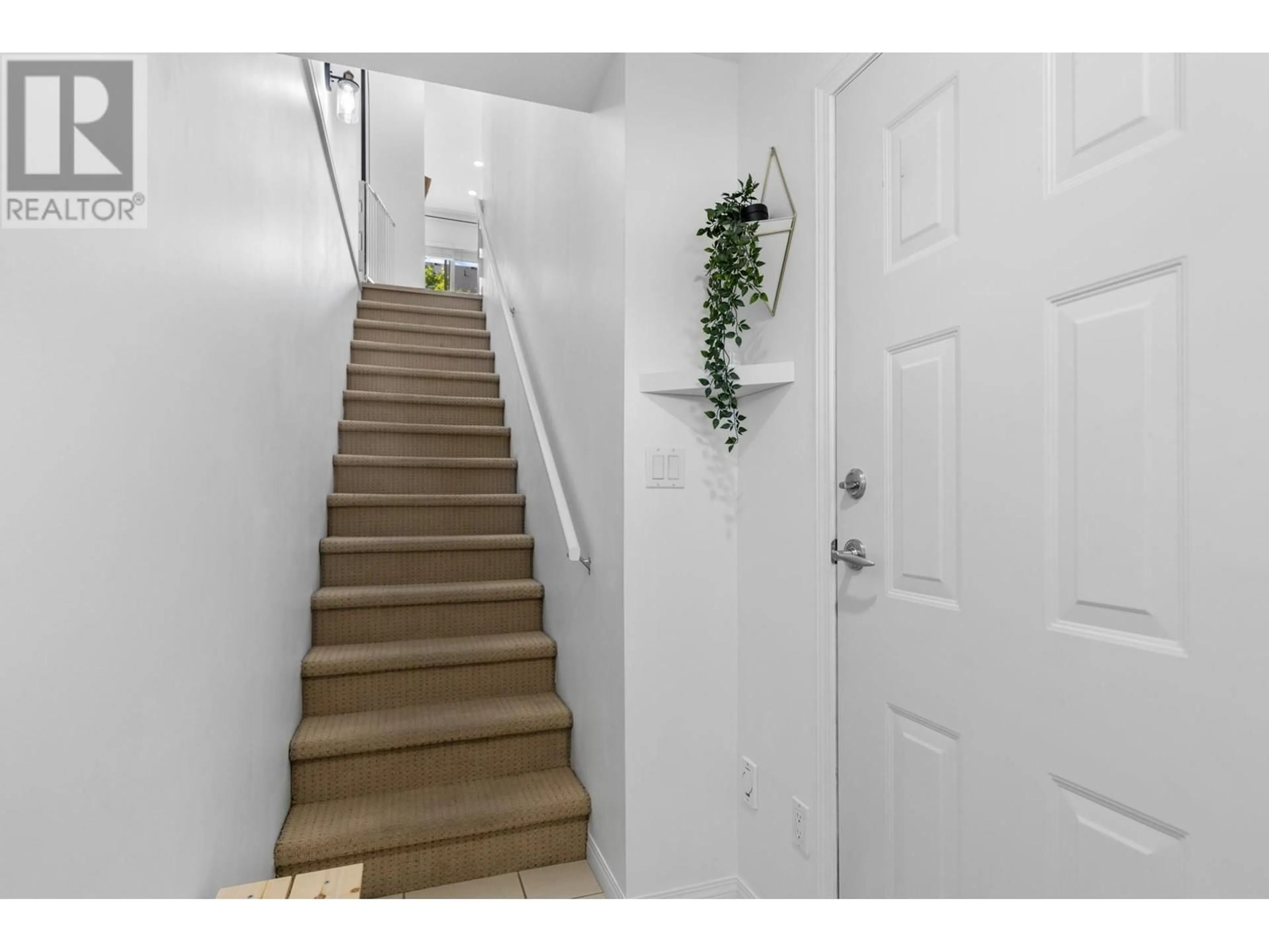 Indoor entryway for 3 - 1853 PARKVIEW CRESCENT, Kelowna British Columbia V1X8A3