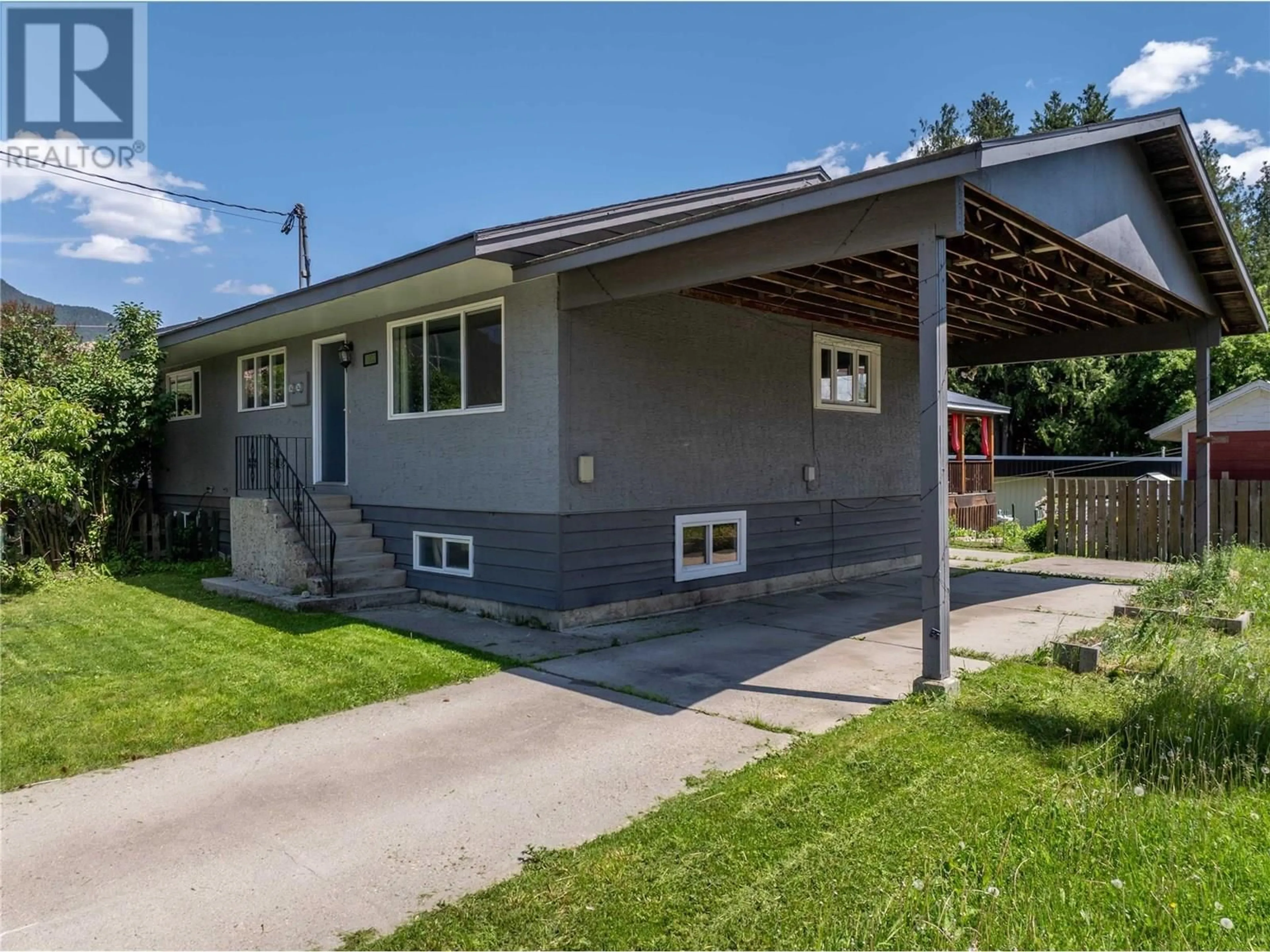 Home with vinyl exterior material, street for 1002 VICTORIA ROAD, Revelstoke British Columbia V0E2S0