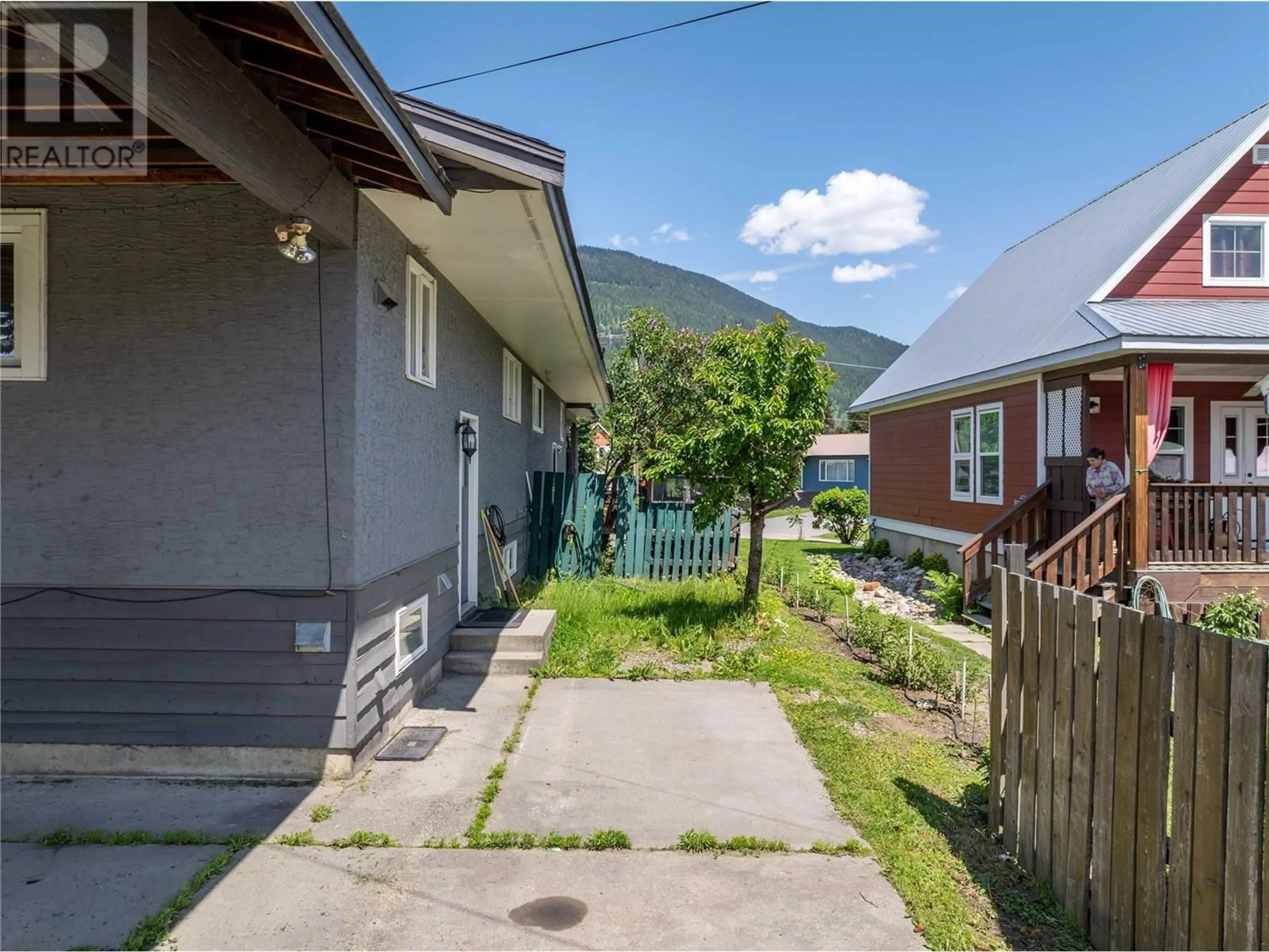Patio, mountain view for 1002 VICTORIA ROAD, Revelstoke British Columbia V0E2S0