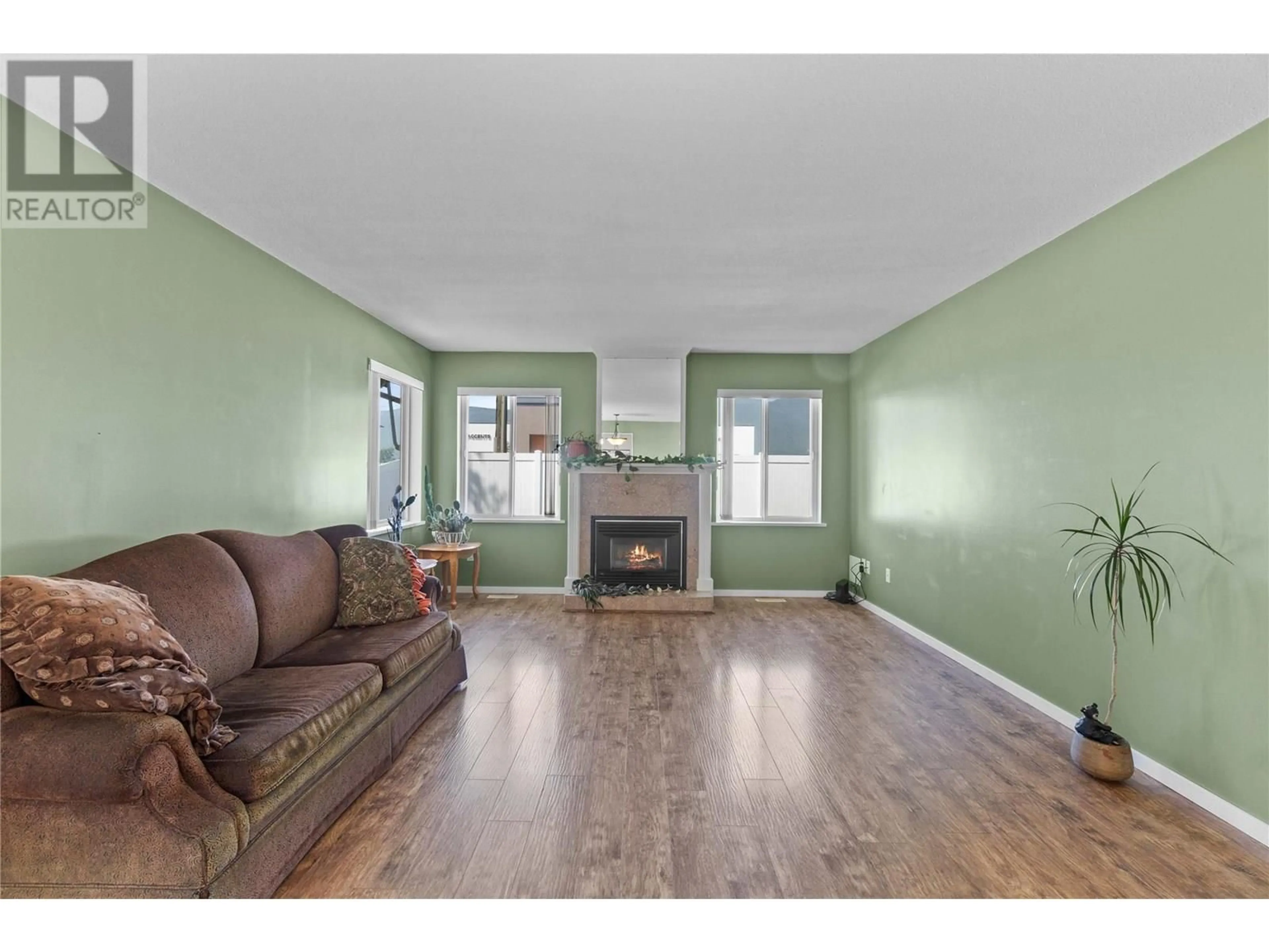 Living room with furniture, wood/laminate floor for 121 - 900 5 AVENUE SOUTHWEST, Salmon Arm British Columbia V1E1L2