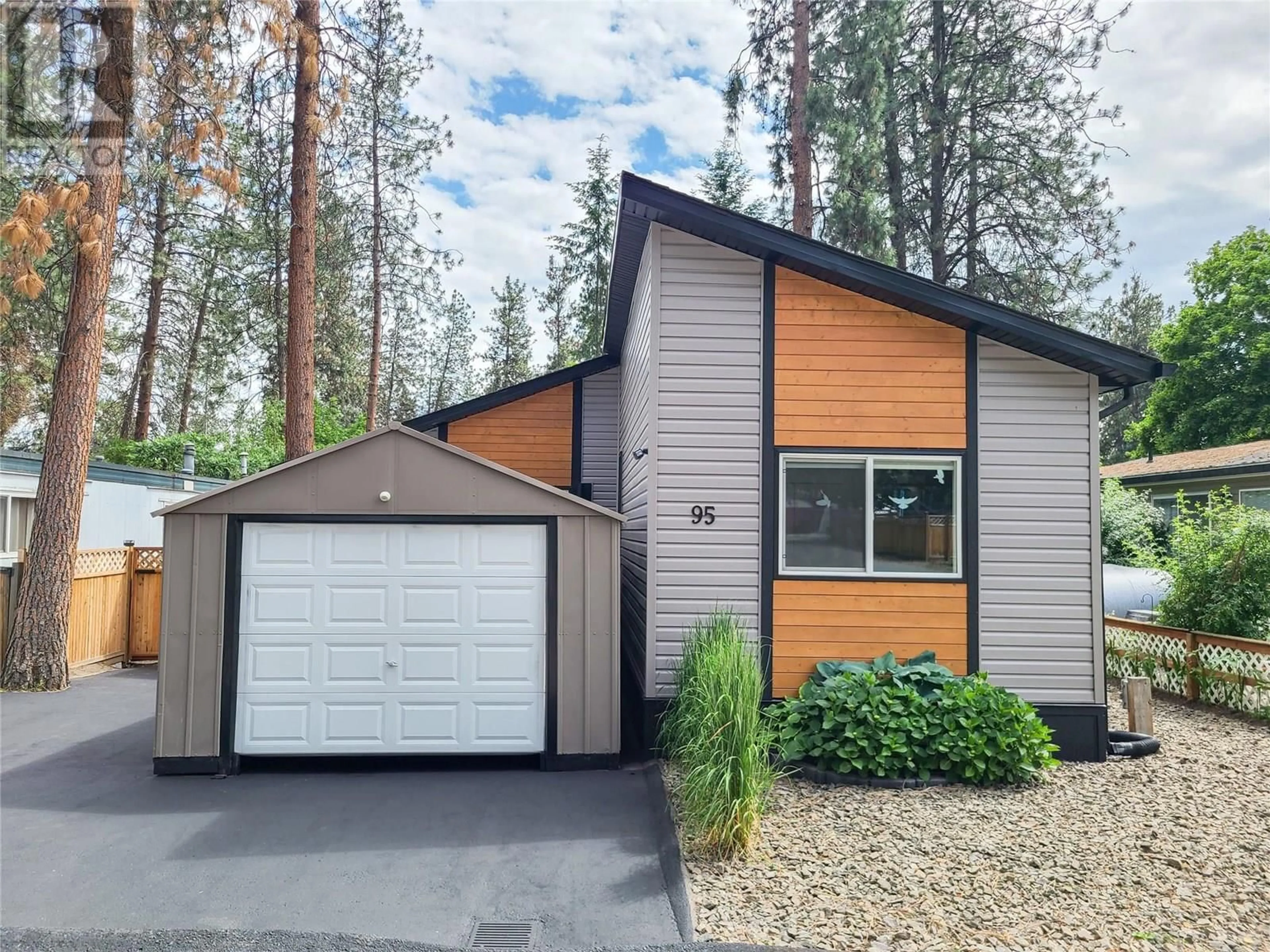 Home with vinyl exterior material, street for 95 - 1999 HIGHWAY 97S HIGHWAY, Kelowna British Columbia V1Z1B2