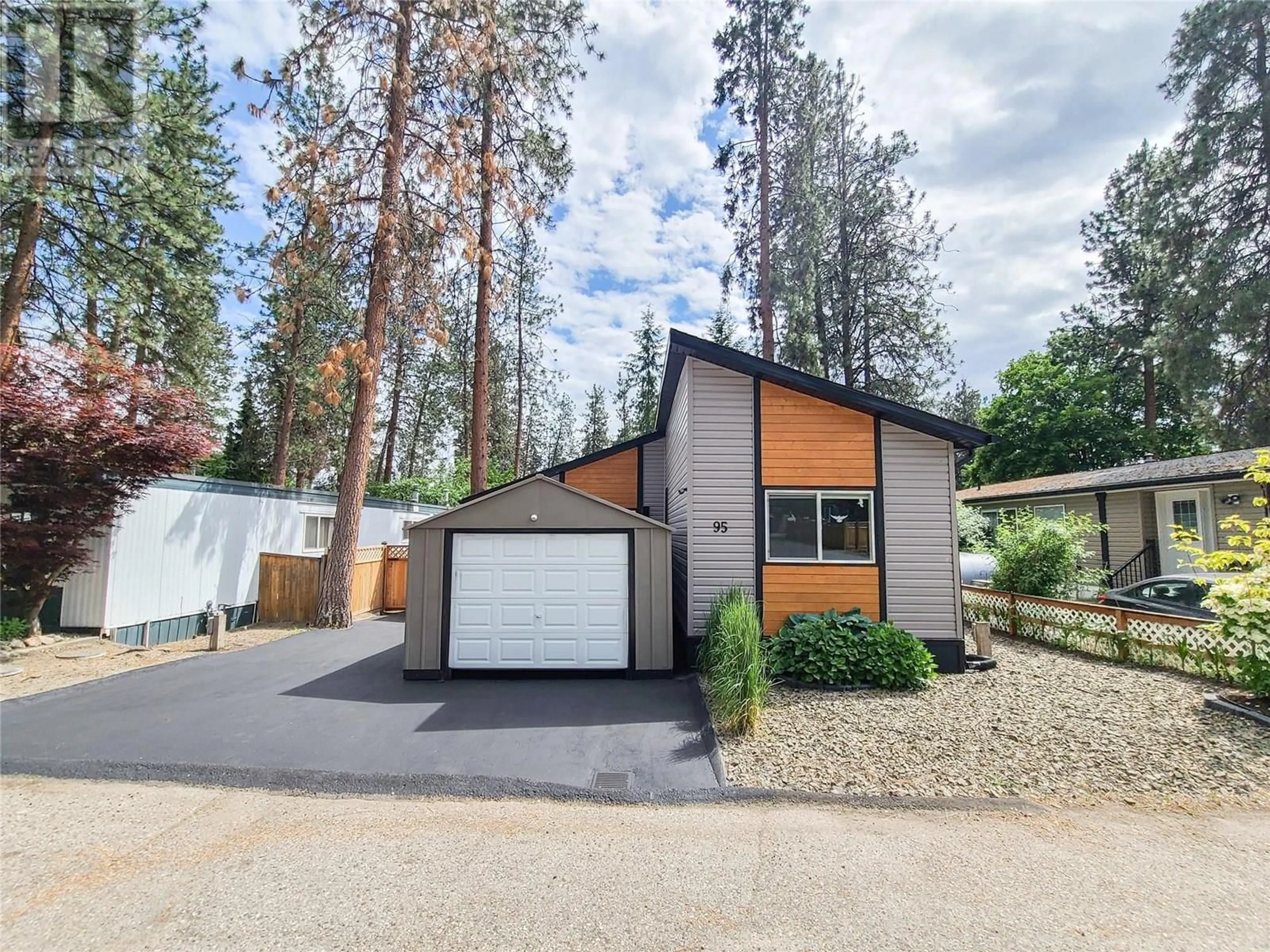 Home with vinyl exterior material, unknown for 95 - 1999 HIGHWAY 97S HIGHWAY, Kelowna British Columbia V1Z1B2