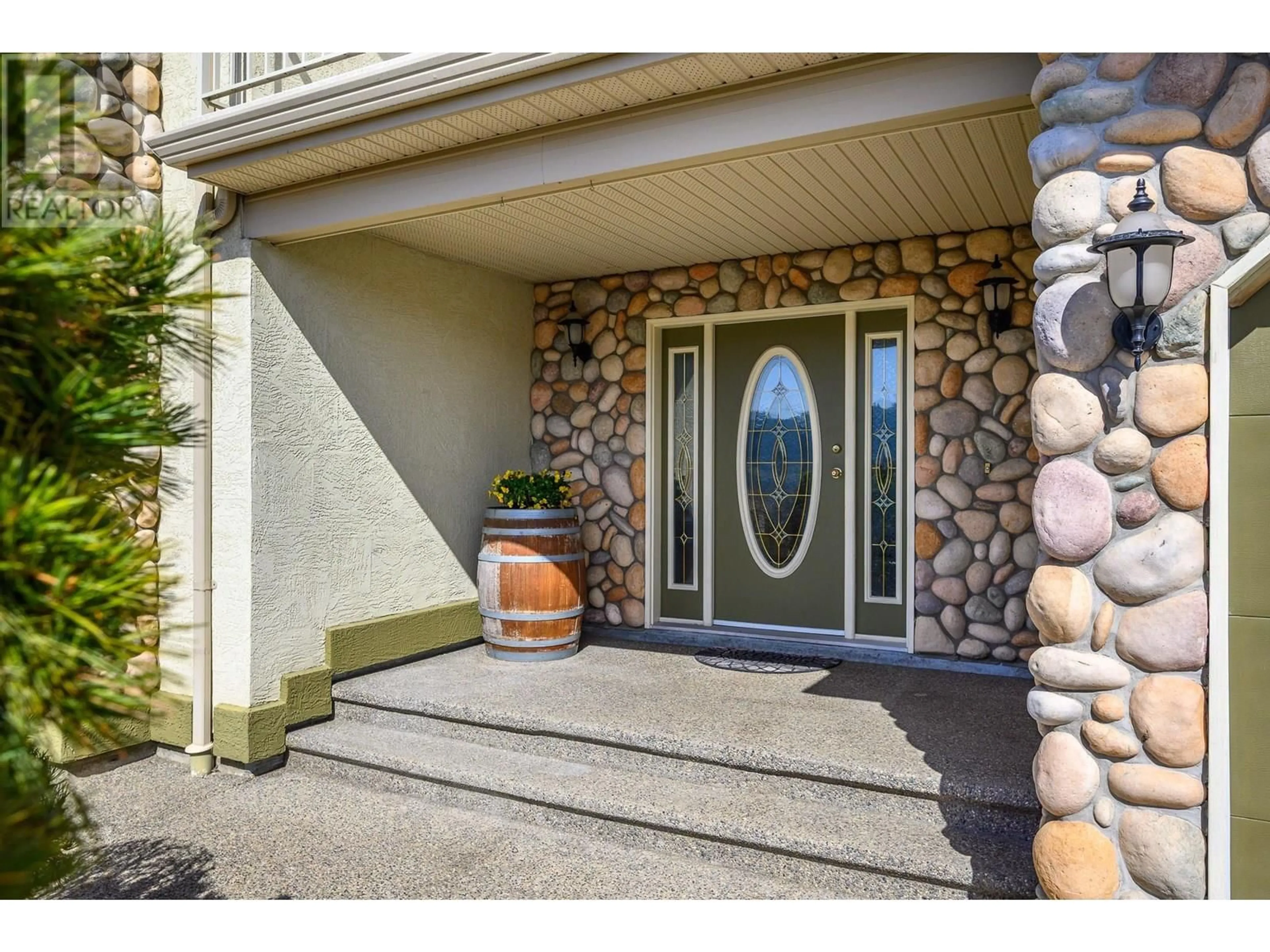 Indoor entryway for 7074 LAKERIDGE DRIVE, Vernon British Columbia V1H1P3