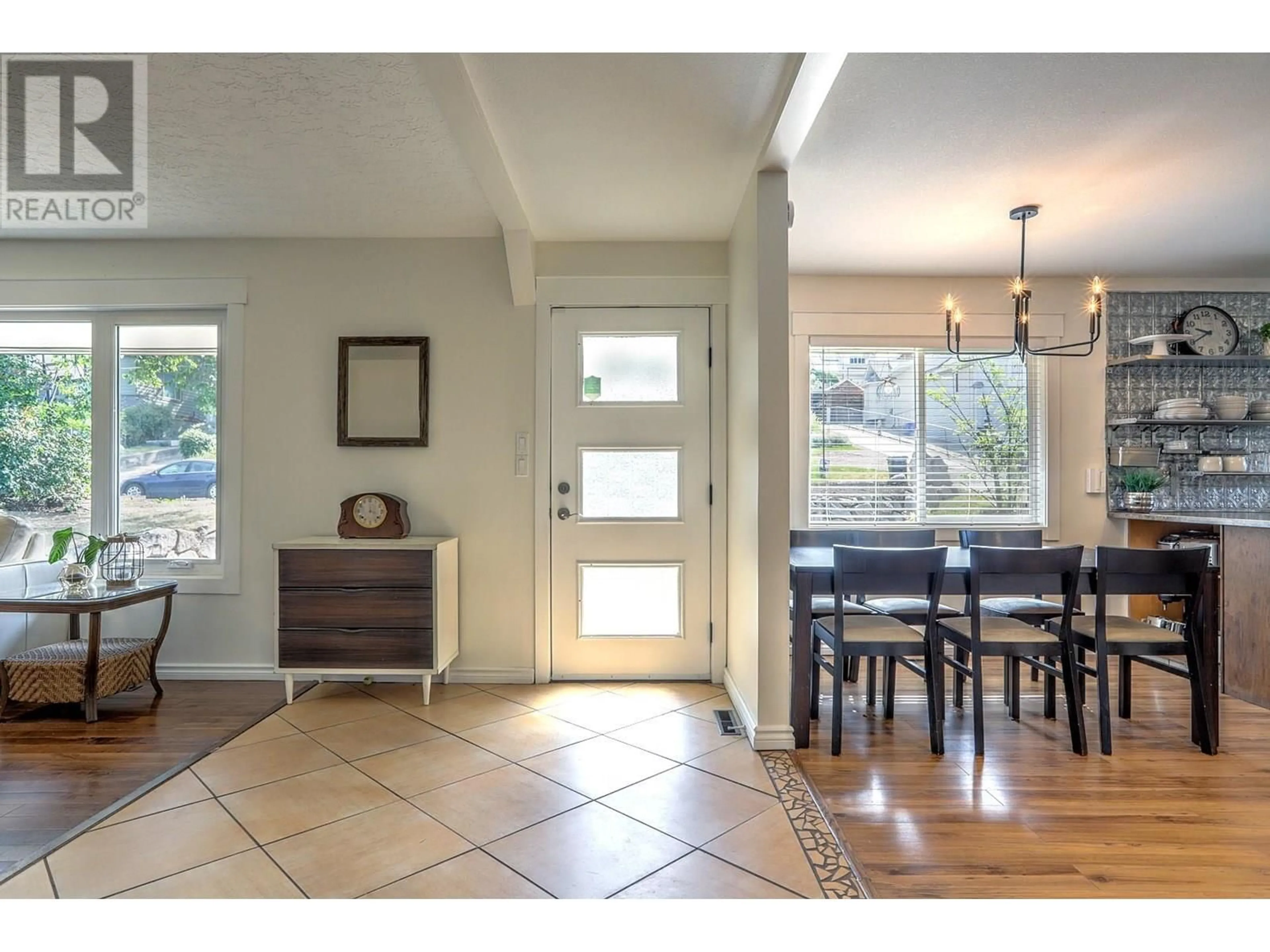 Indoor entryway for 2600 25 STREET, Vernon British Columbia V1T4P7