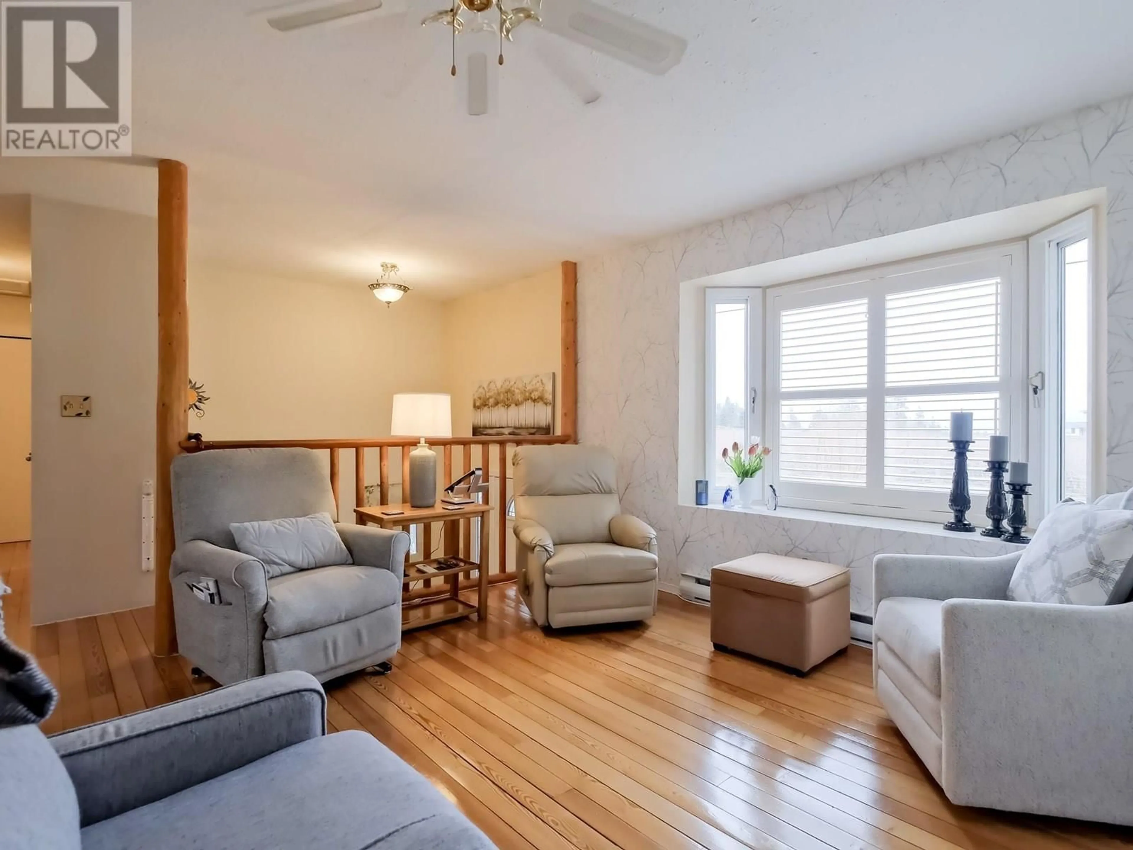 Living room with furniture, wood/laminate floor for 5882 VICTORIA STREET, Peachland British Columbia V0X1X4