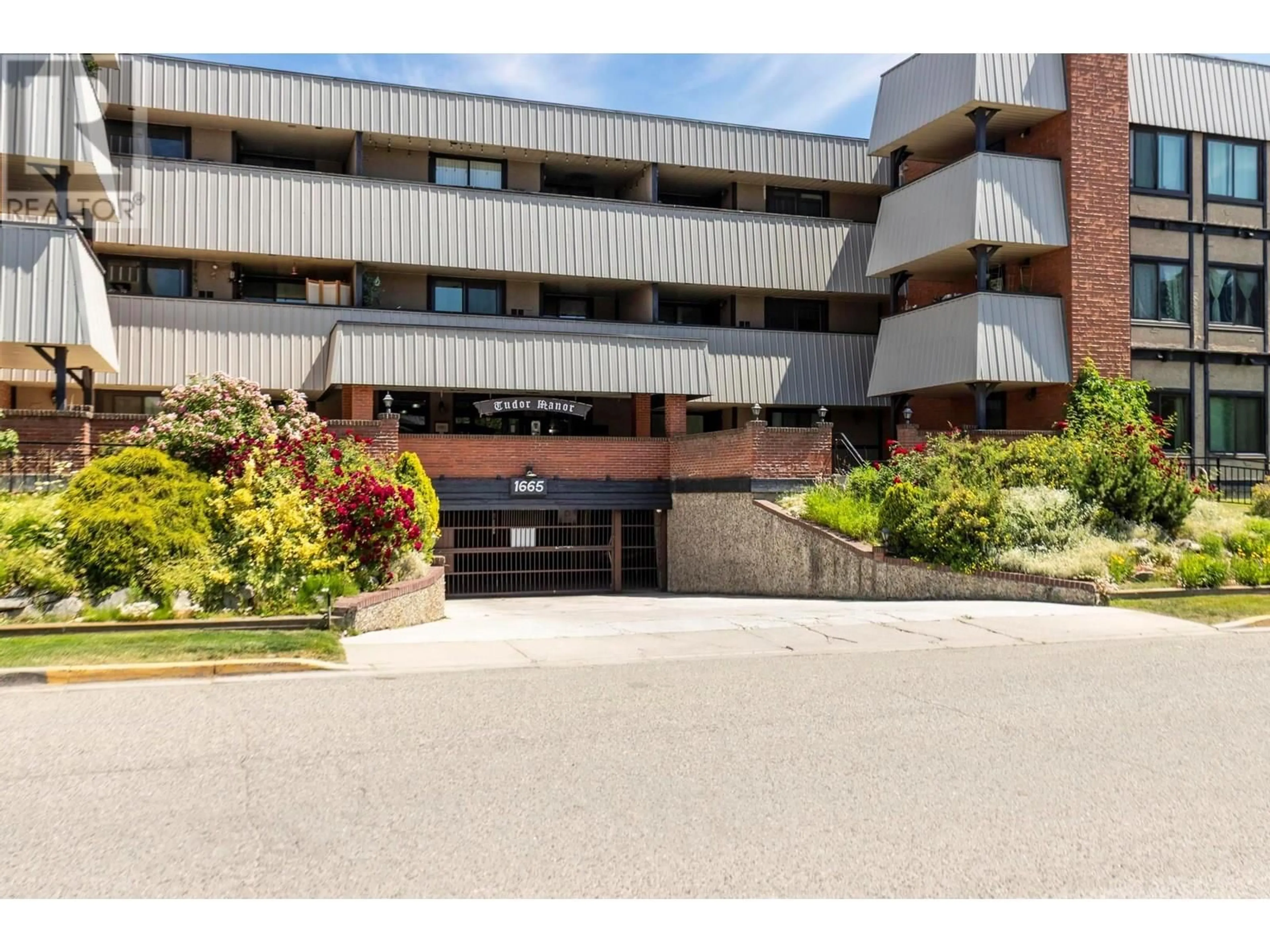 Indoor foyer for 104 - 1665 UFTON COURT, Kelowna British Columbia V1Y8G7
