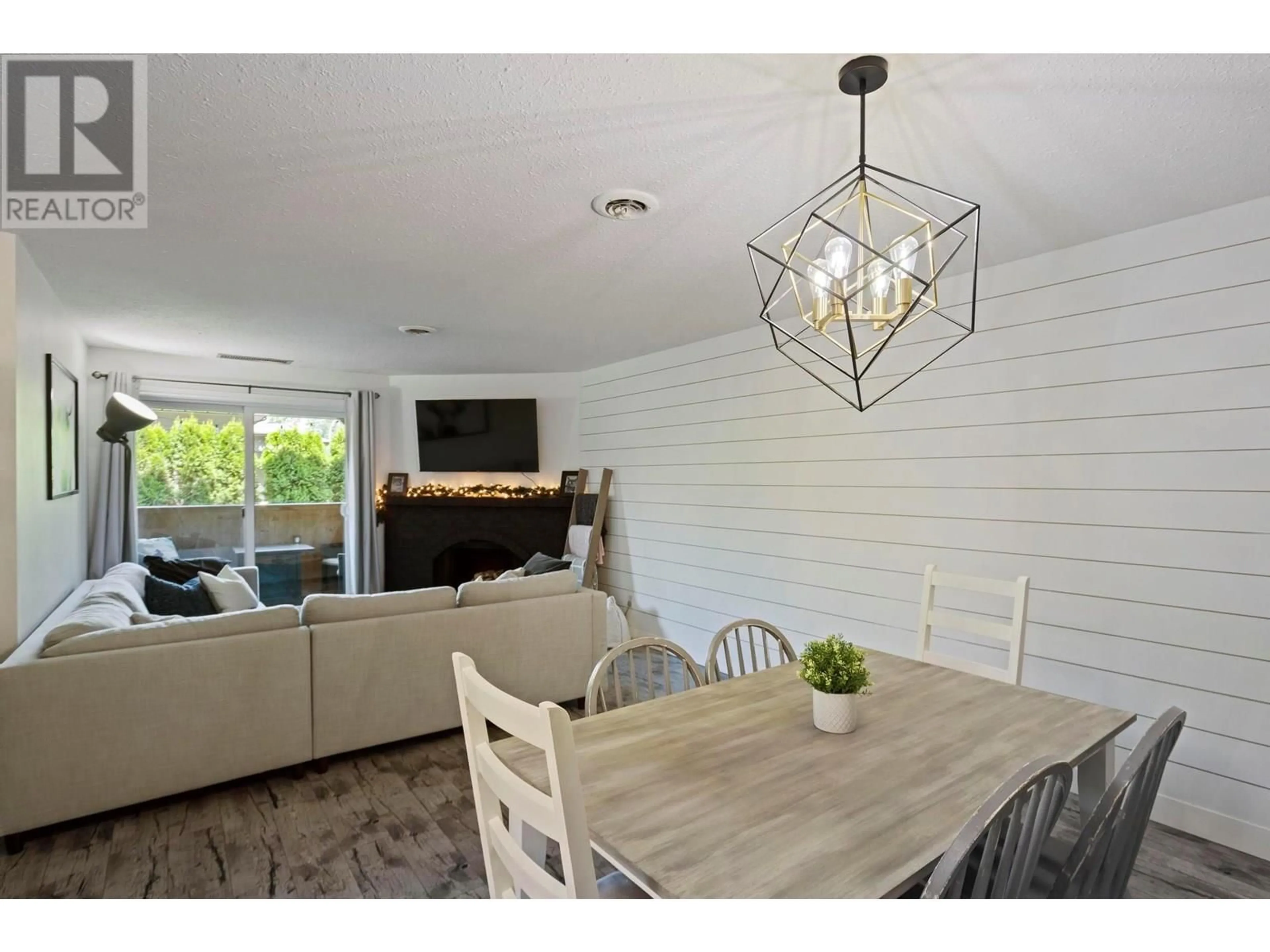 Dining room, wood/laminate floor for 104 - 1665 UFTON COURT, Kelowna British Columbia V1Y8G7