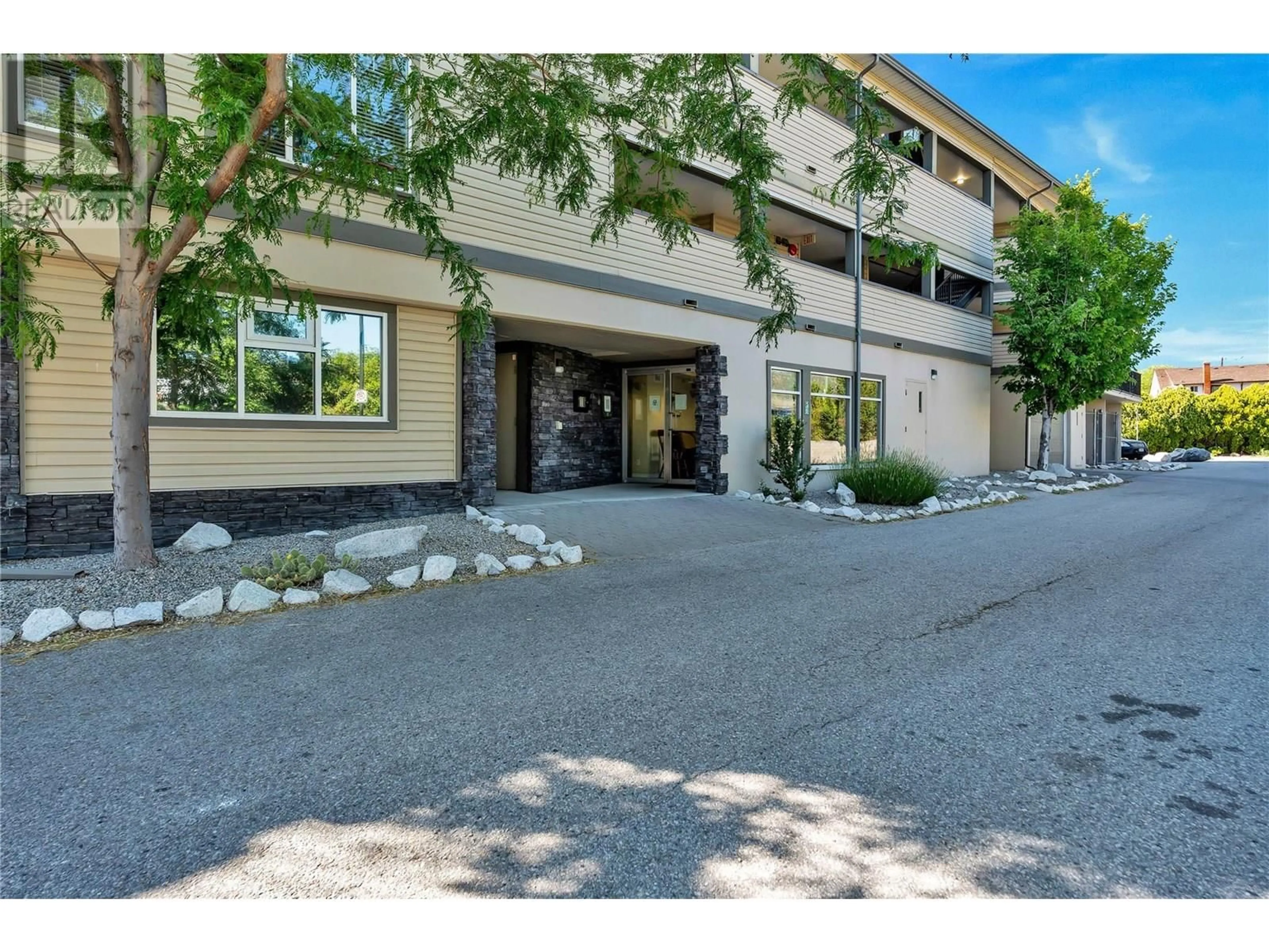 Indoor foyer for 203 - 101 COSSAR AVENUE, Penticton British Columbia V2A2V3