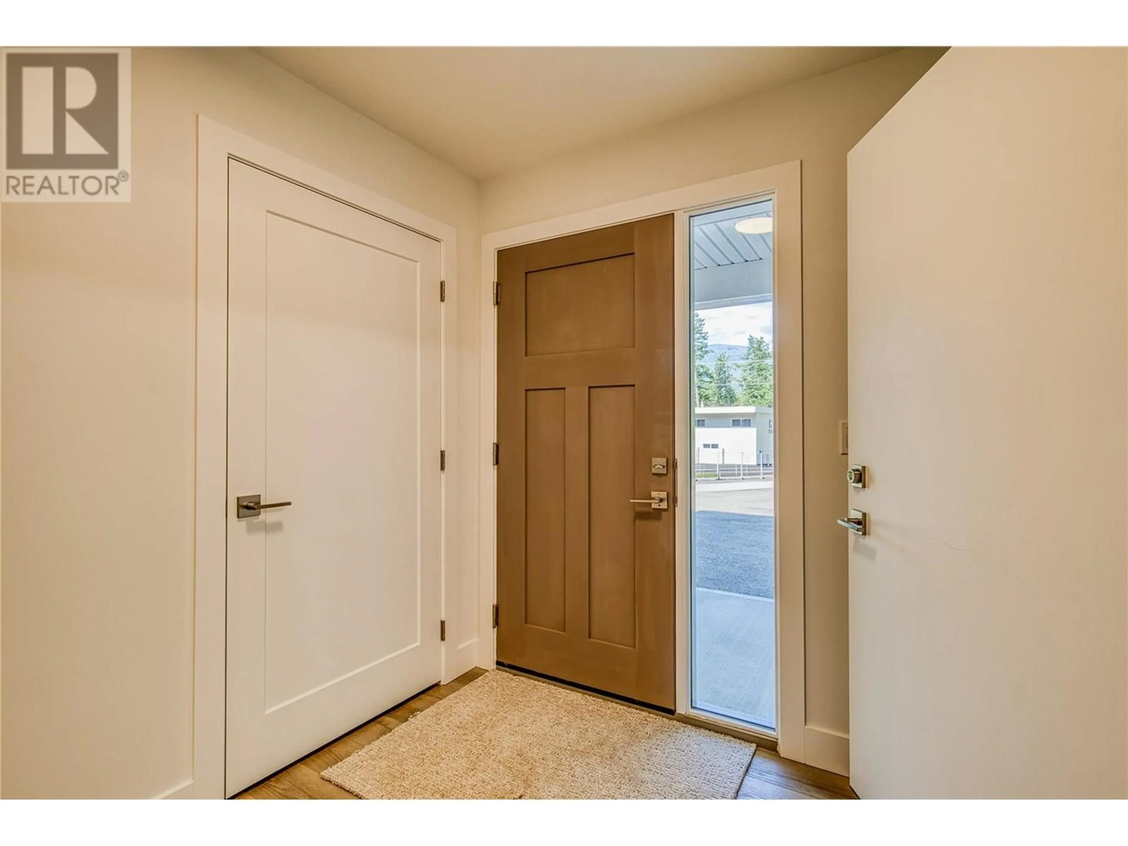Indoor entryway for 7186 DUNWATERS ROAD, Kelowna British Columbia V1Z3W5