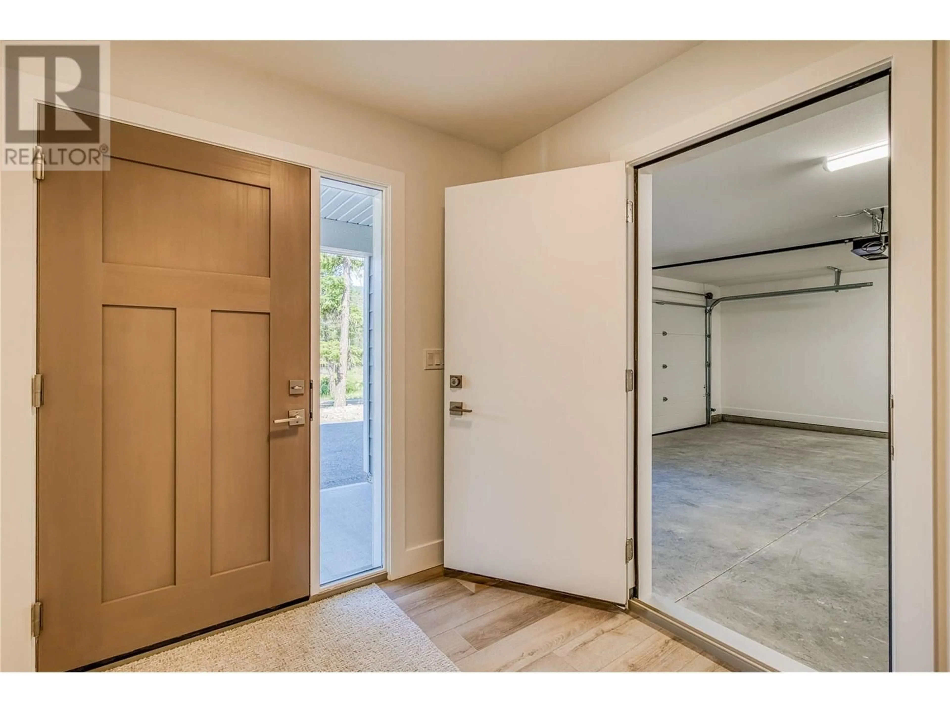 Indoor entryway for 7186 DUNWATERS ROAD, Kelowna British Columbia V1Z3W5