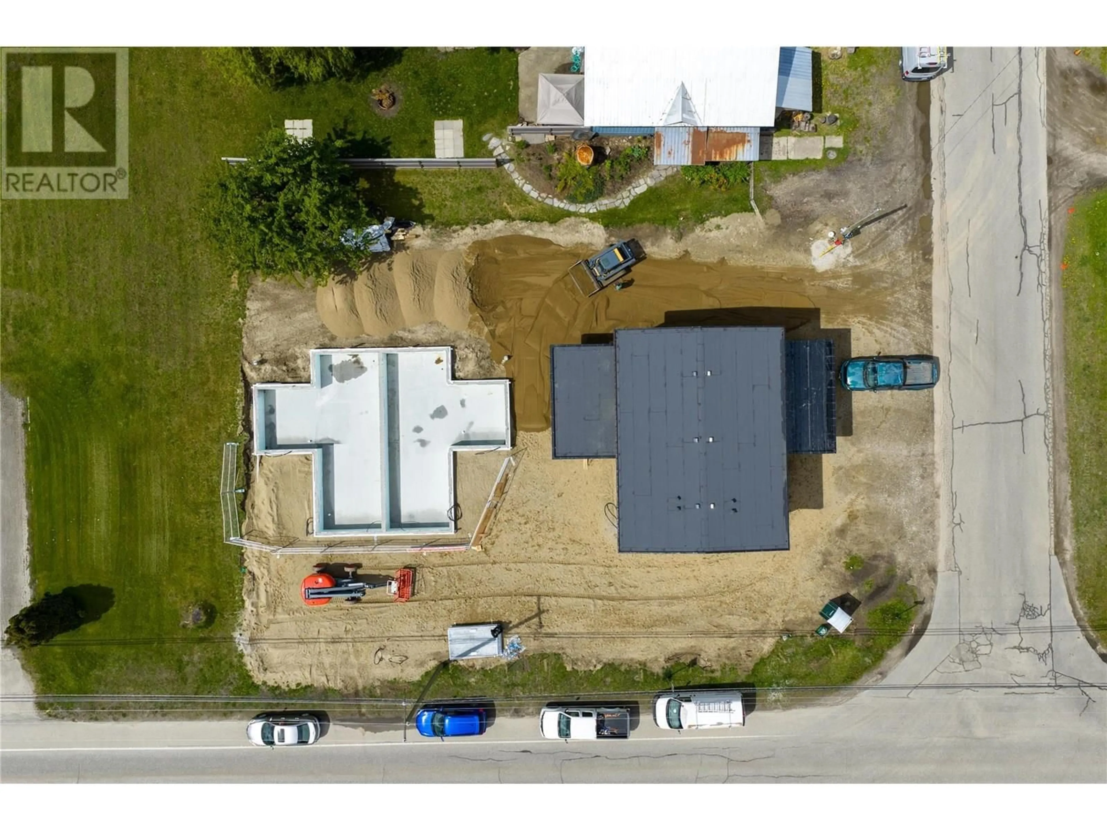 A pic from outside/outdoor area/front of a property/back of a property/a pic from drone, street for 709 BIG EDDY ROAD, Revelstoke British Columbia V0E3K0