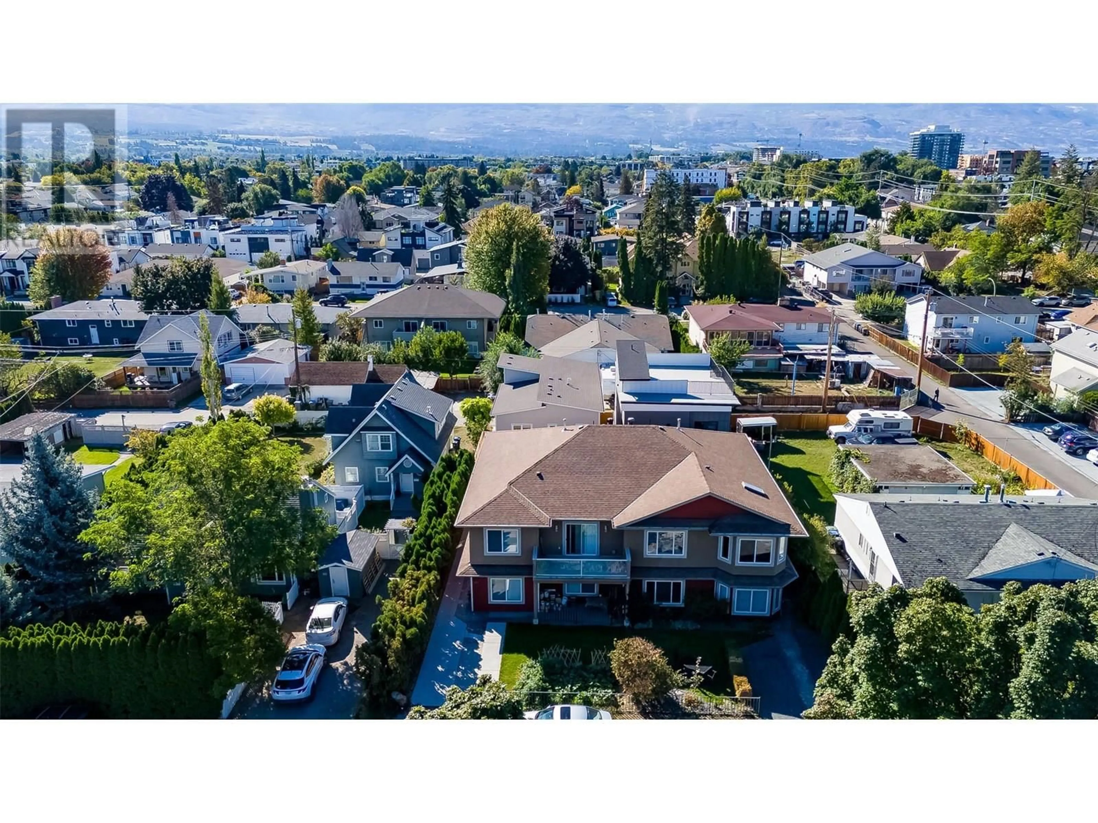 A pic from outside/outdoor area/front of a property/back of a property/a pic from drone, unknown for 755 BIRCH AVENUE, Kelowna British Columbia V1Y5H3