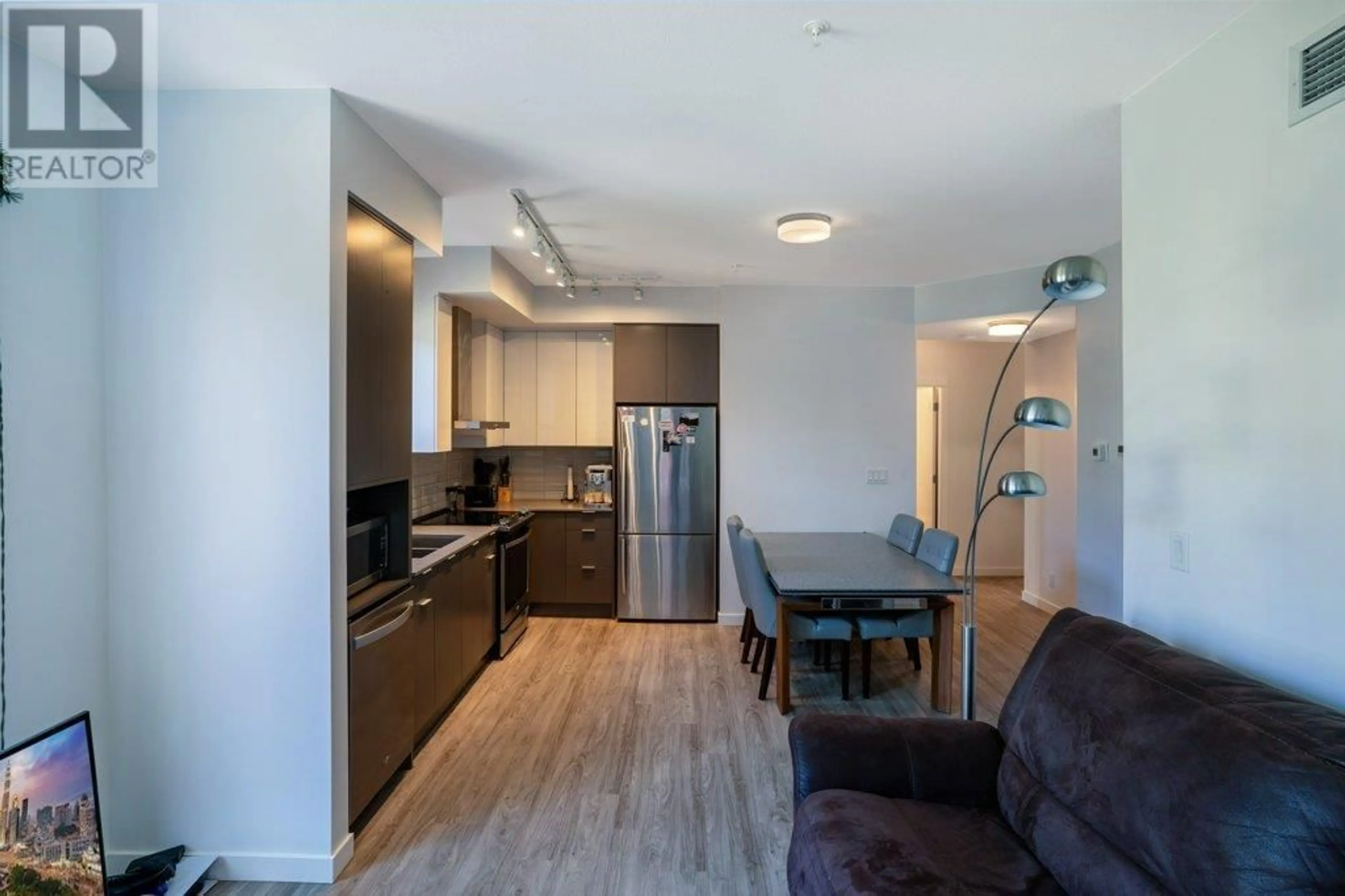 Standard kitchen, wood/laminate floor for 206 - 1775 CHAPMAN PLACE, Kelowna British Columbia V1Y0G3