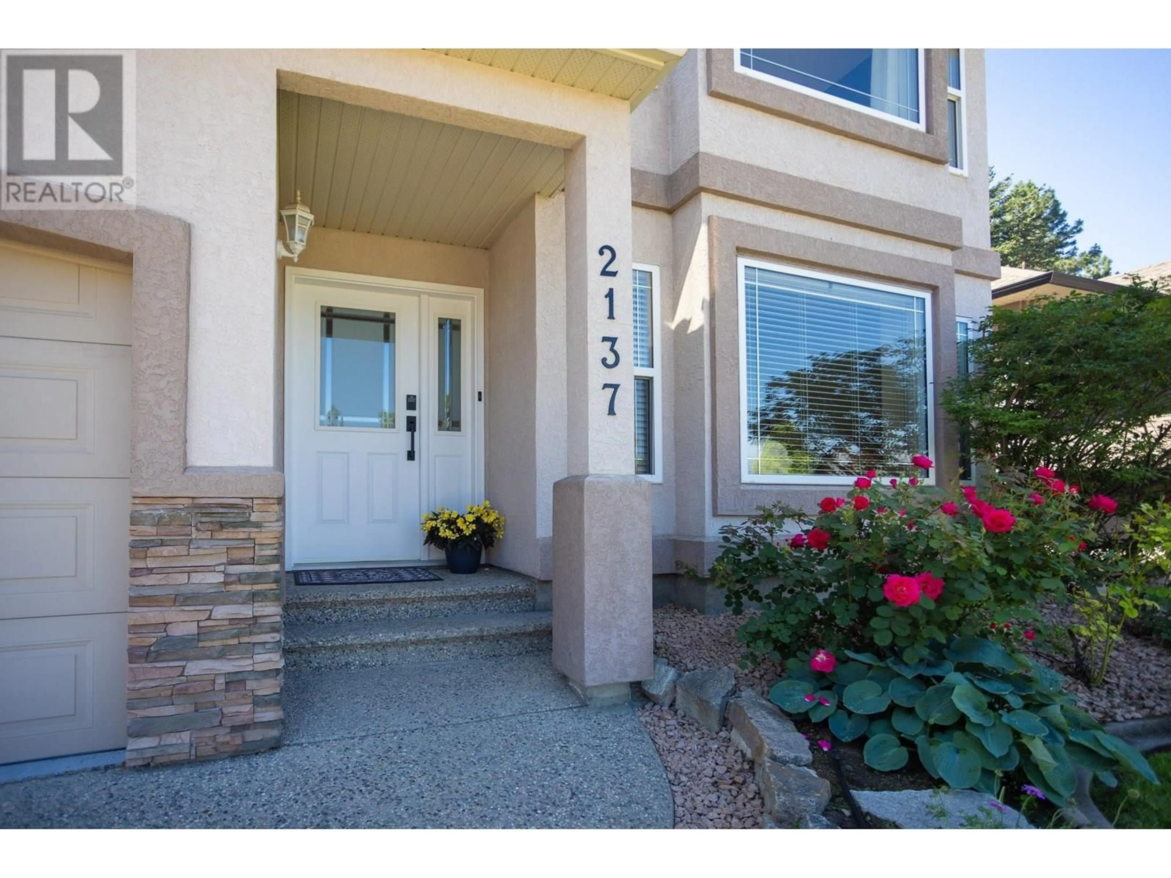 Indoor entryway for 2137 CHILCOTIN CRESCENT, Kelowna British Columbia V1V2N9