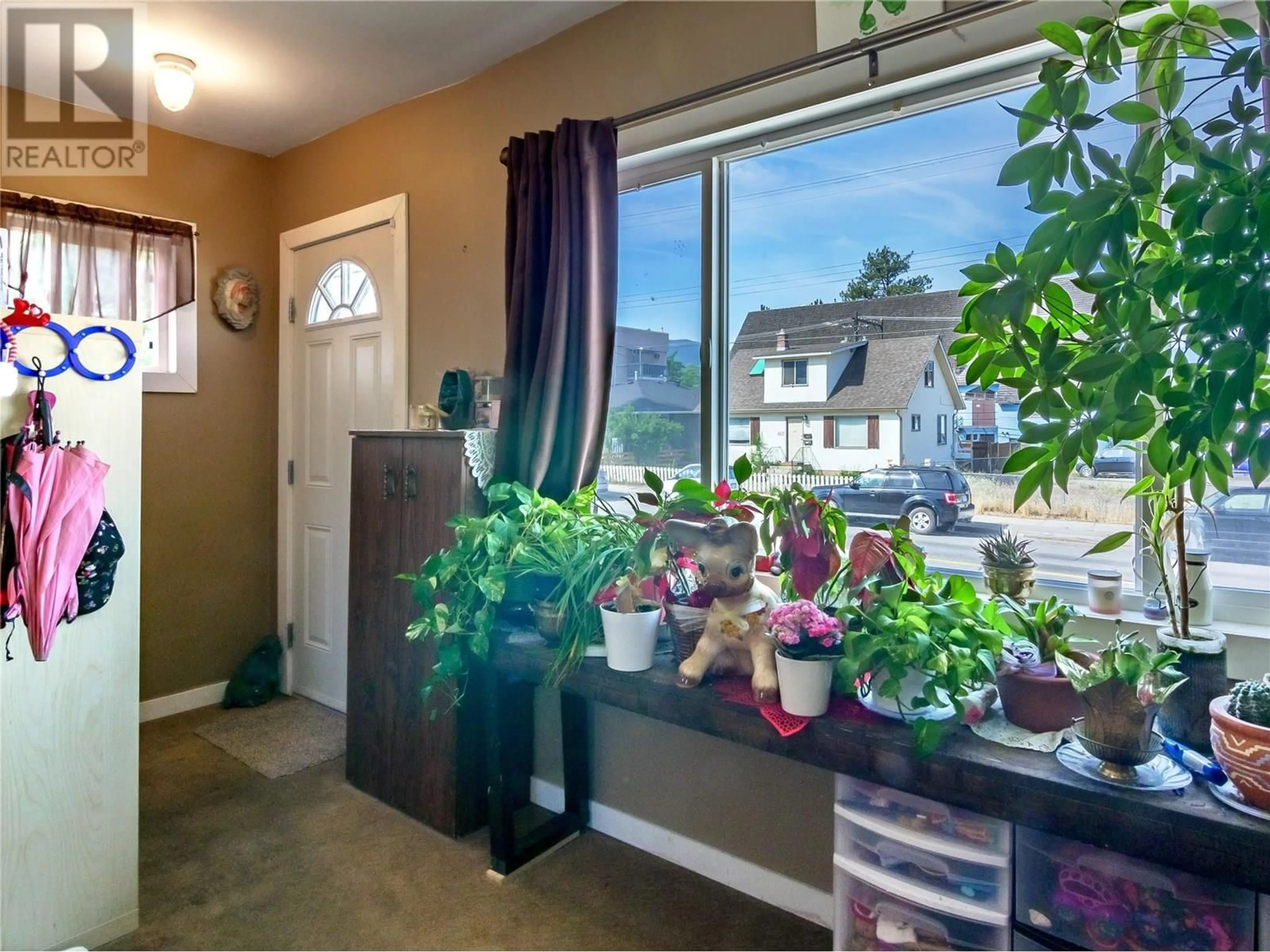 Indoor entryway for 662 ELLIS STREET, Penticton British Columbia V2A4M6