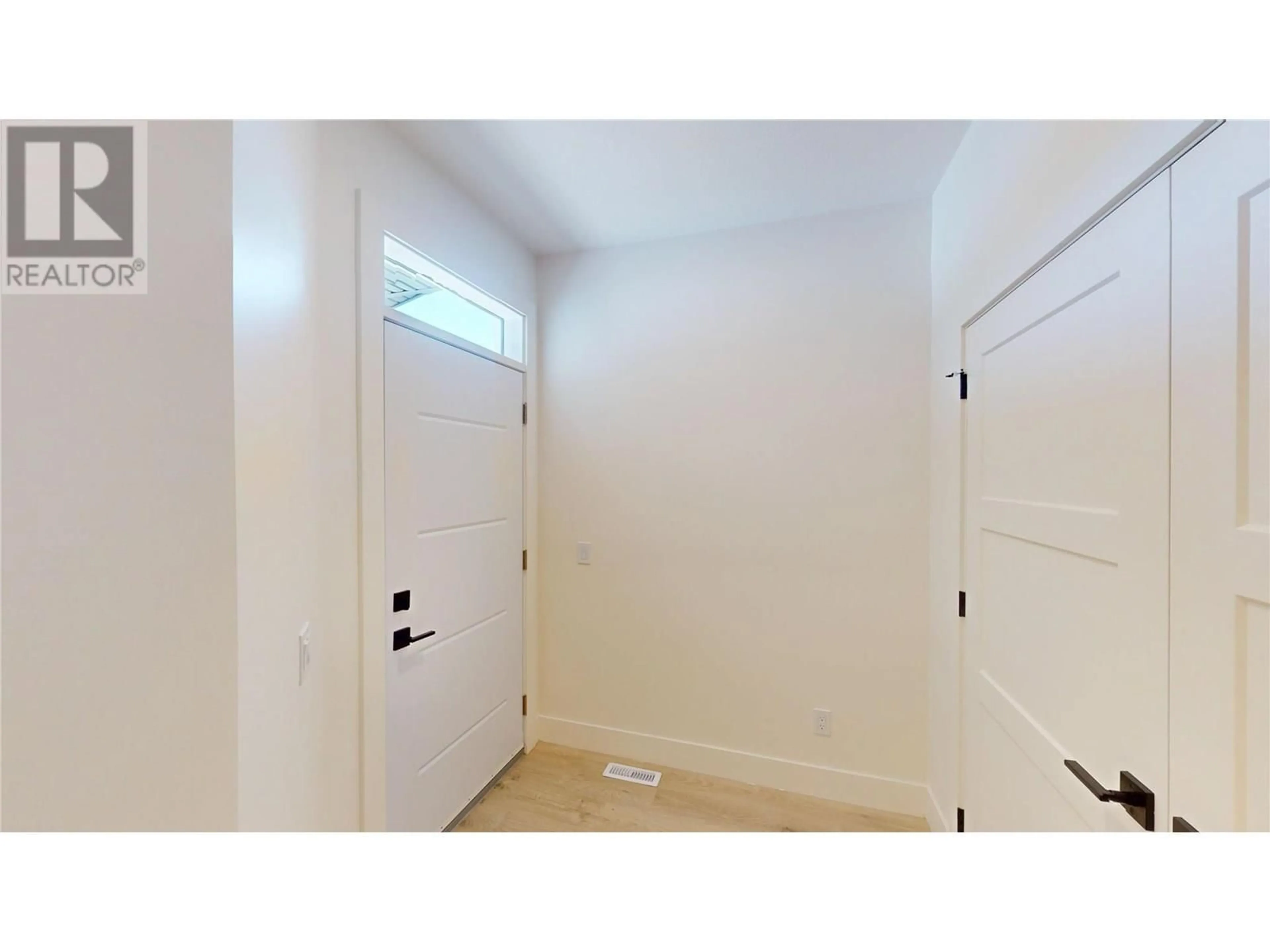 Indoor entryway for 31 LAURIER AVENUE, Wardner British Columbia V0B2J0