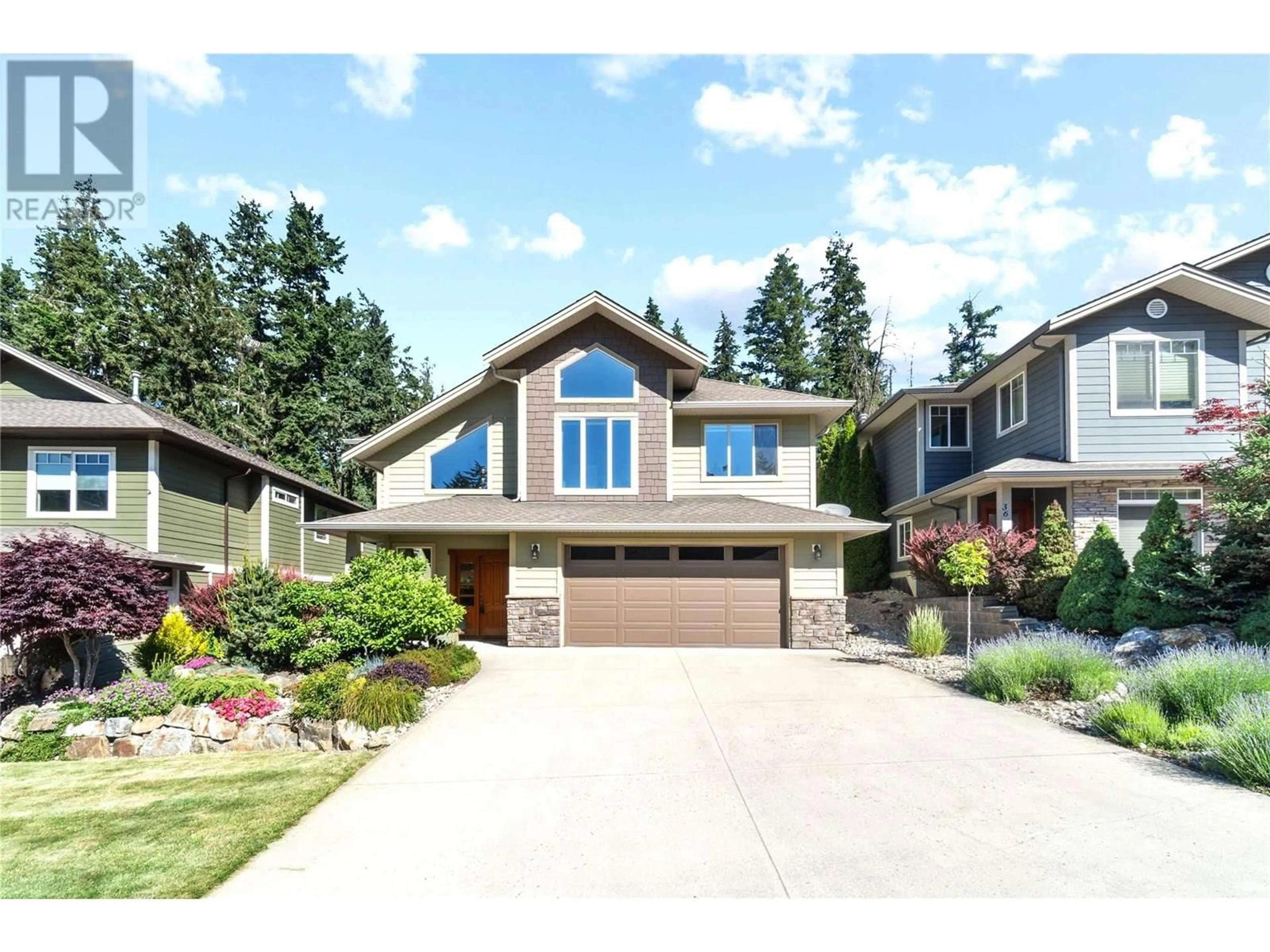 Home with vinyl exterior material, street for 35 - 1581 20TH STREET NORTHEAST, Salmon Arm British Columbia V1E0A7