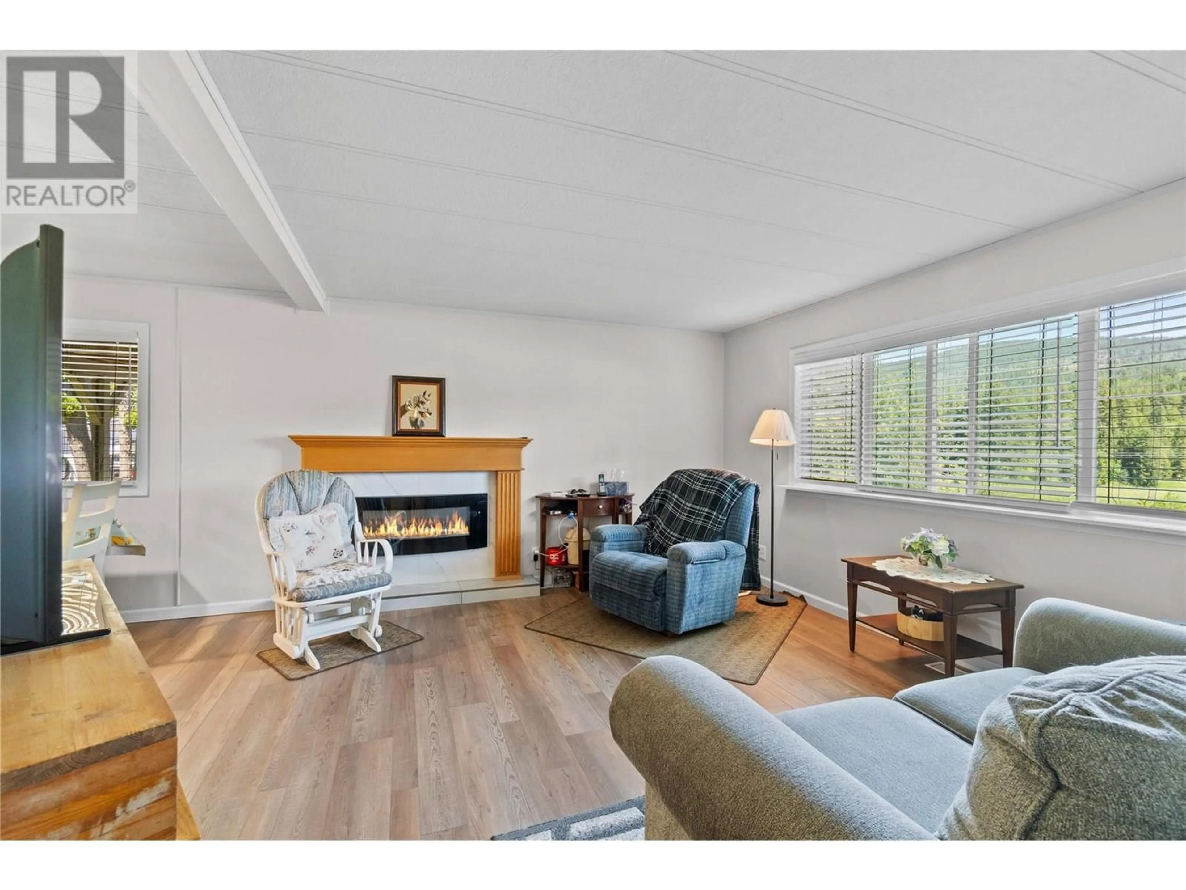 Living room with furniture, wood/laminate floor for 19 - 2500 97B HIGHWAY SOUTHEAST, Salmon Arm British Columbia V1E1A6
