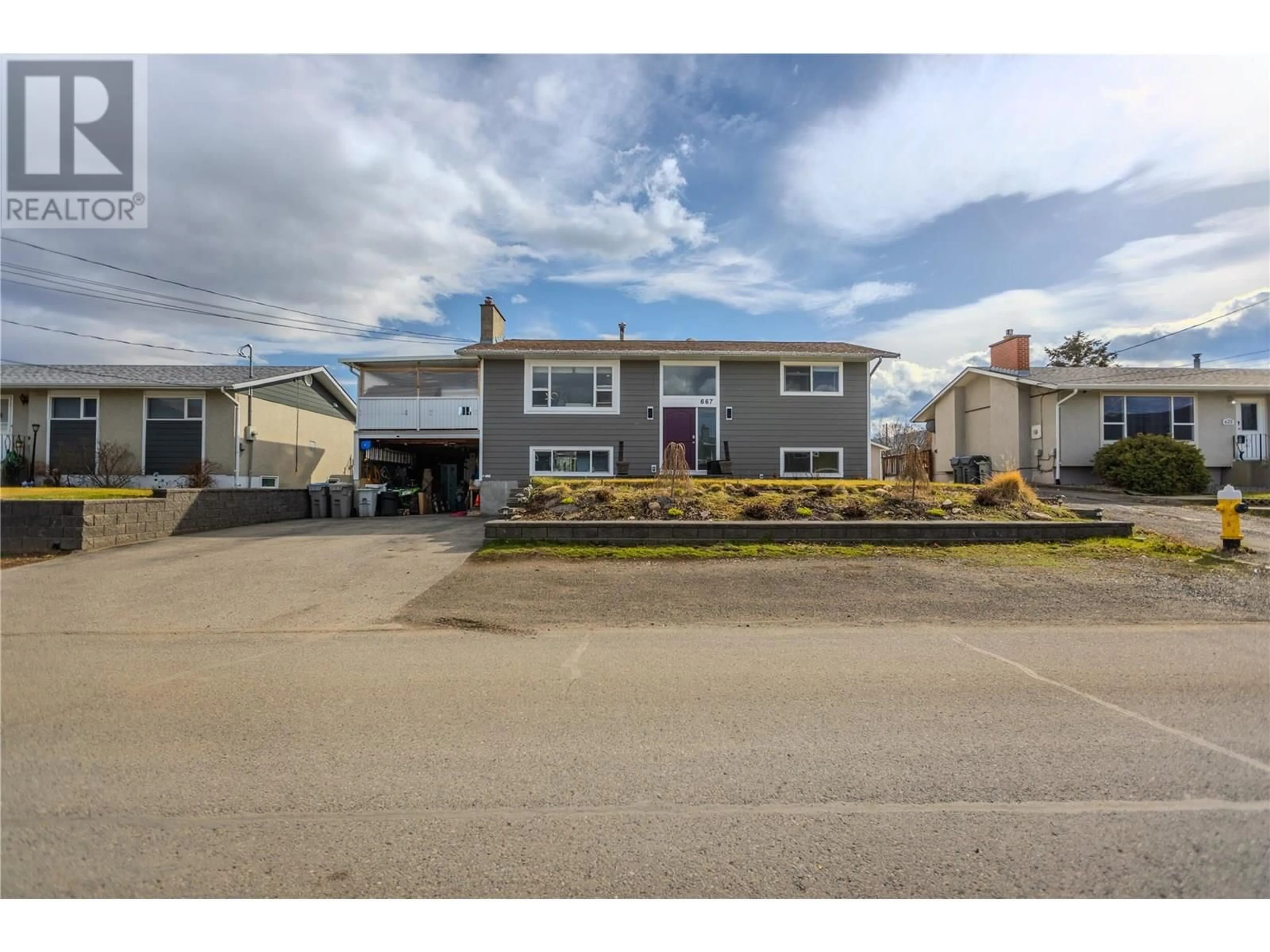 A pic from outside/outdoor area/front of a property/back of a property/a pic from drone, street for 667 CUMBERLAND AVENUE, Kamloops British Columbia V2B1Z1