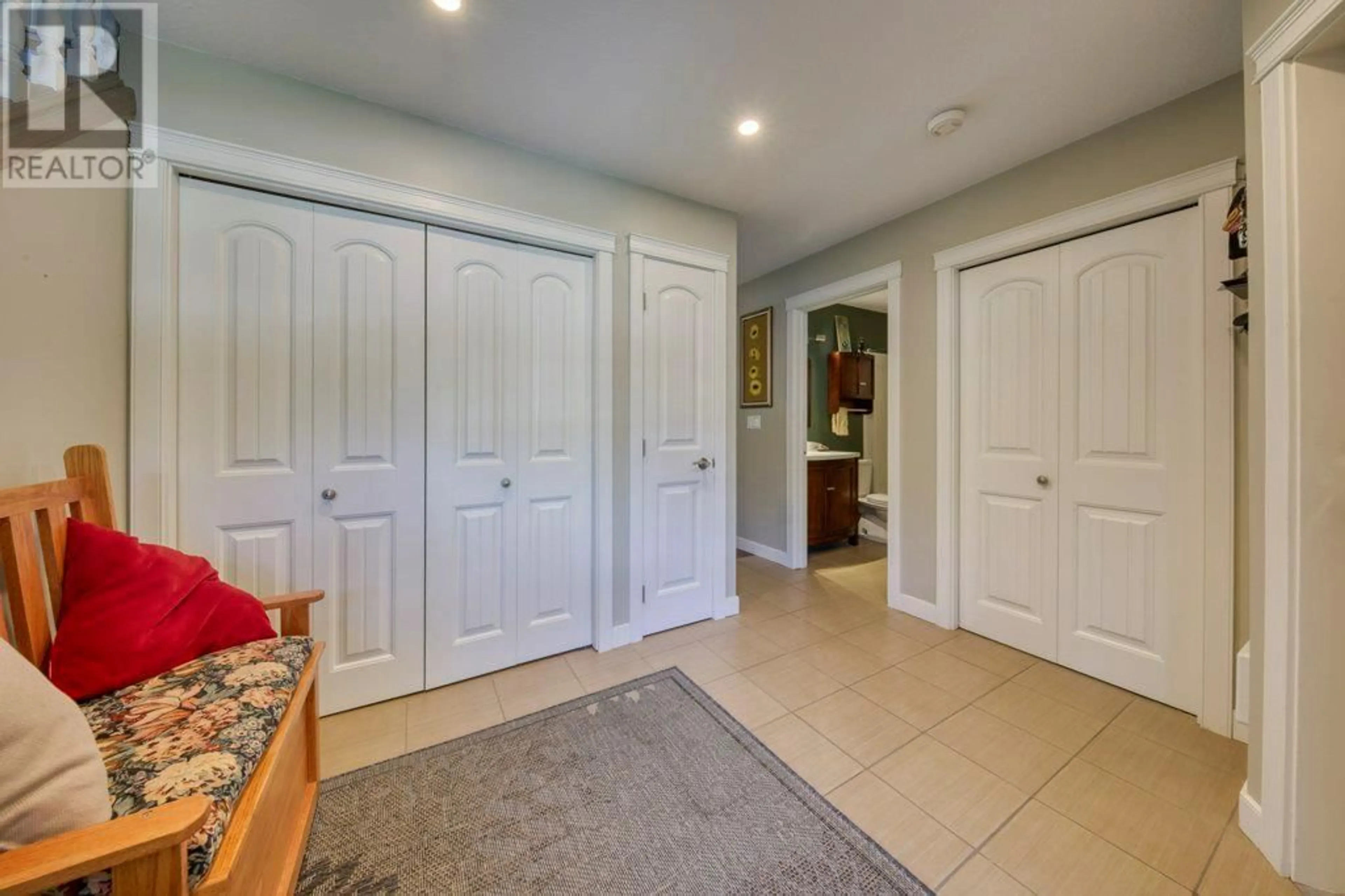 Indoor entryway for 9 - 7595 PIONEER AVENUE, Radium Hot Springs British Columbia V0A1M0