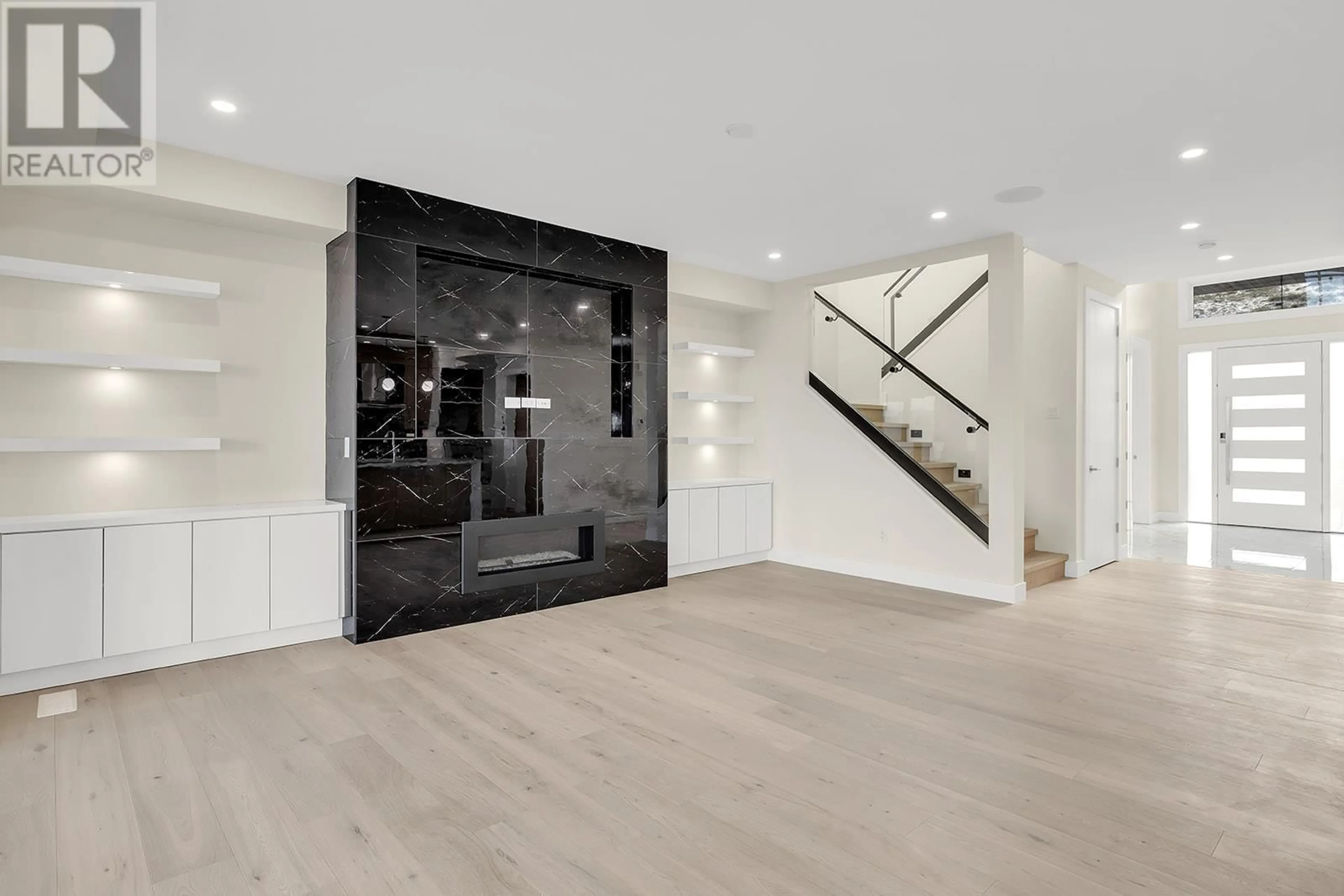 Indoor entryway for 1787 FAWN RUN DRIVE, Kelowna British Columbia V1W5N9