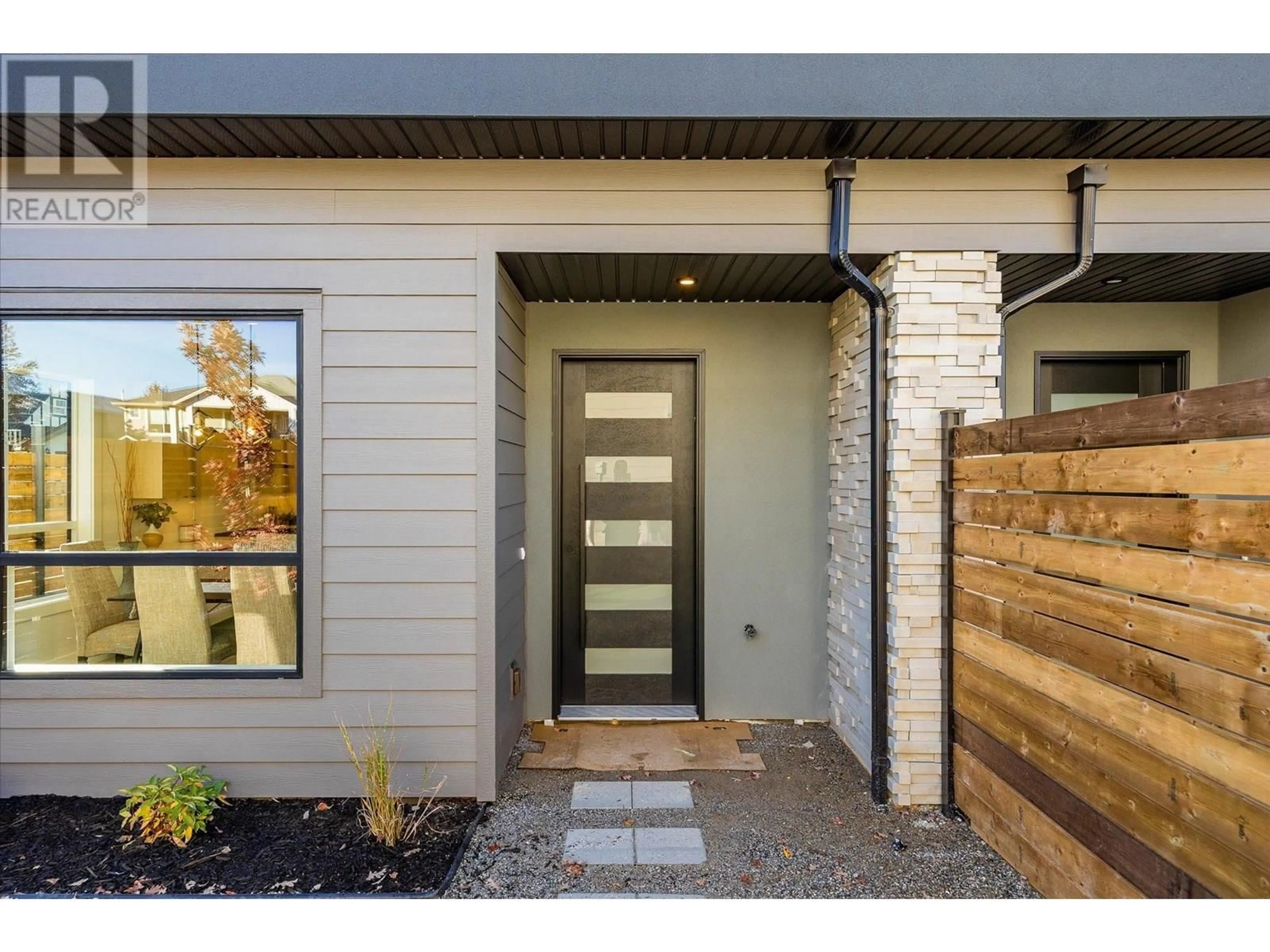 Indoor entryway for 1 - 745 PATTERSON AVENUE, Kelowna British Columbia V1Y5C9