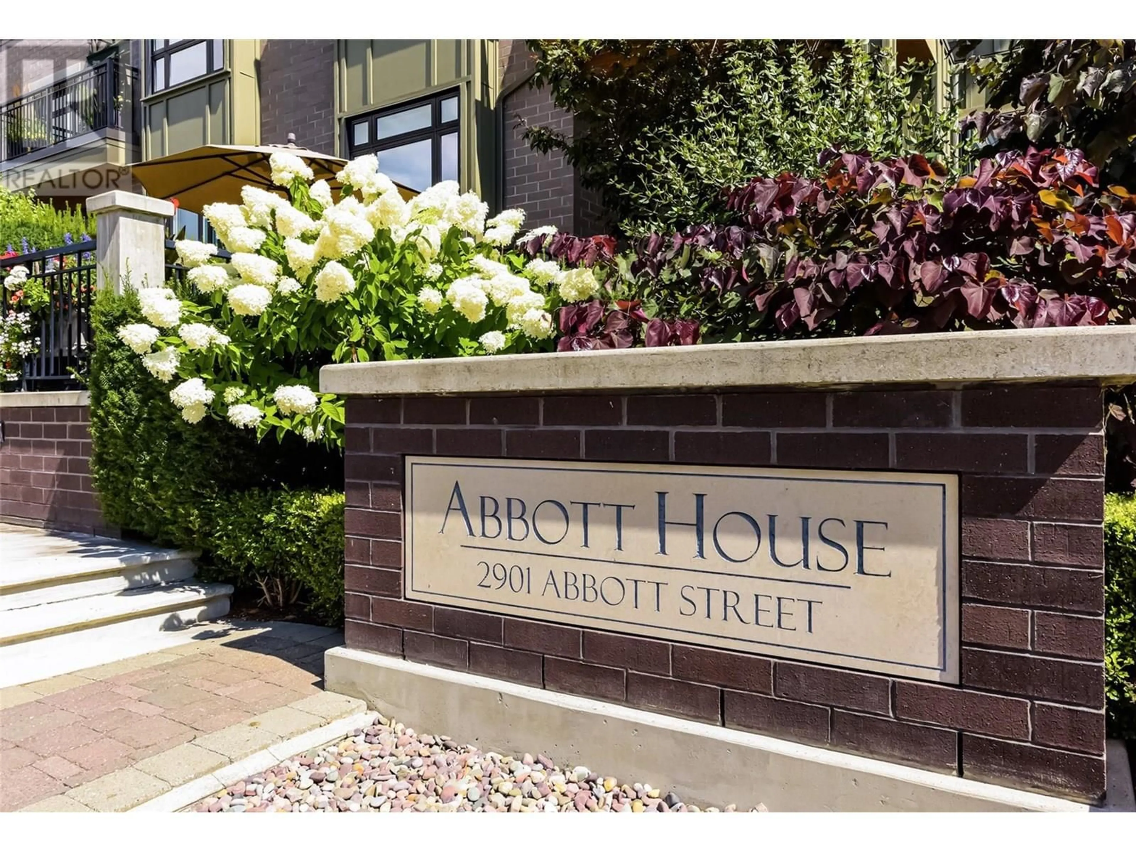Indoor foyer for 302 - 2901 ABBOTT STREET, Kelowna British Columbia V1Y1G7