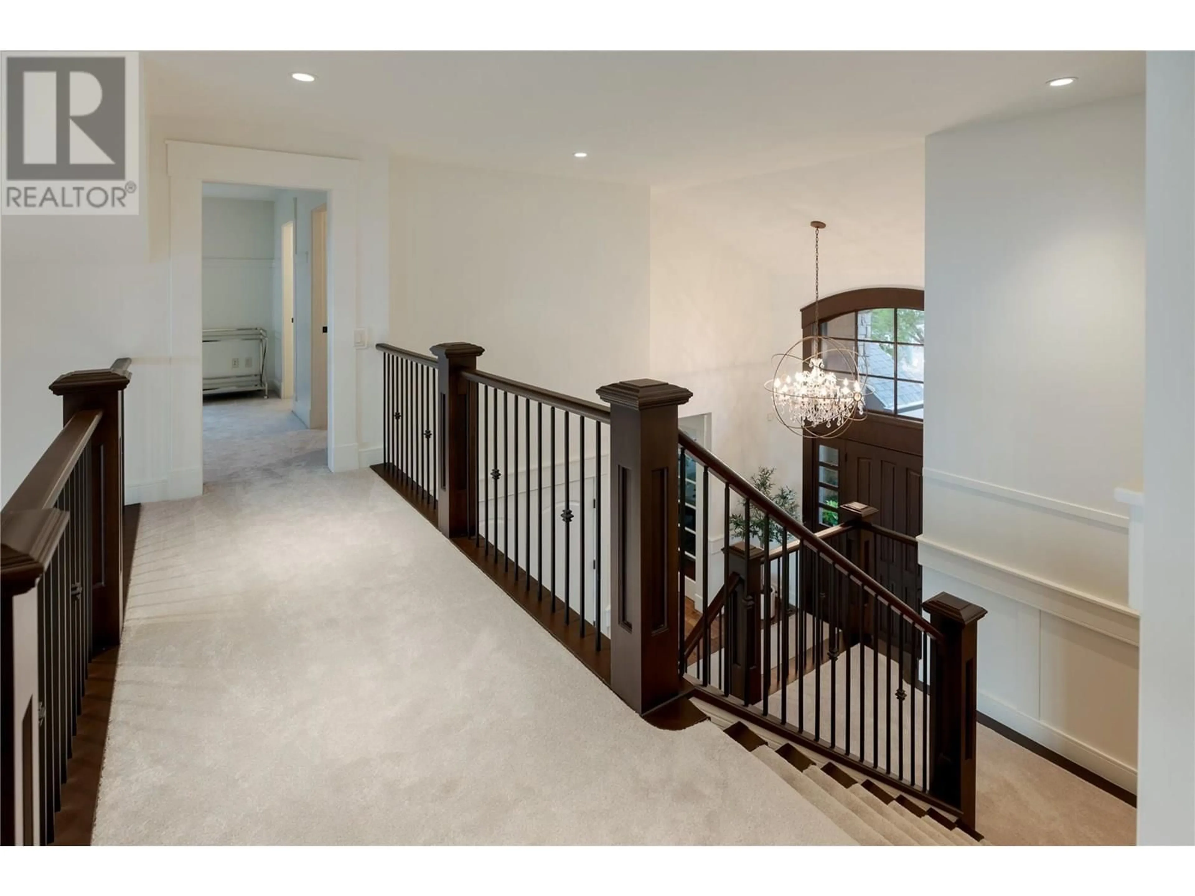 Indoor foyer for 722 MARIN CRESCENT, Kelowna British Columbia V1W5C8