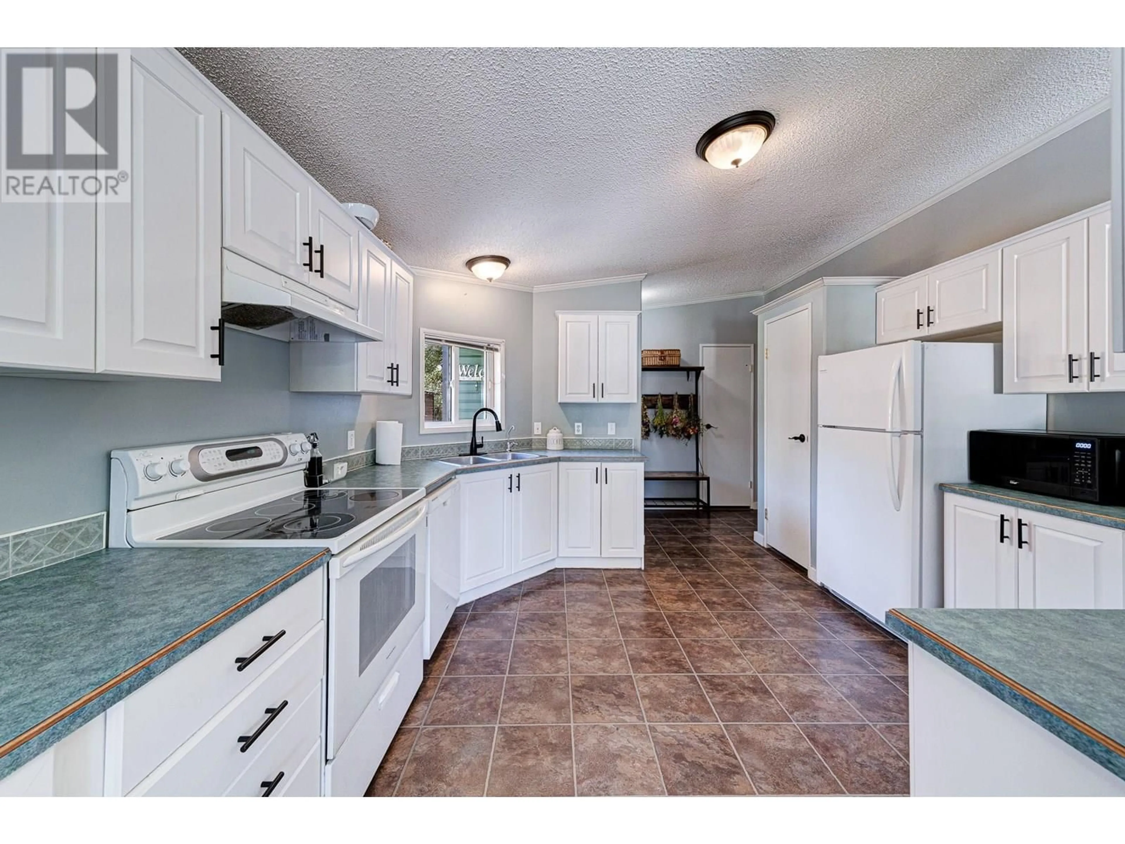 Open concept kitchen, ceramic/tile floor for 1771 NIAGARA CRESCENT, Elkford British Columbia V0B1H0