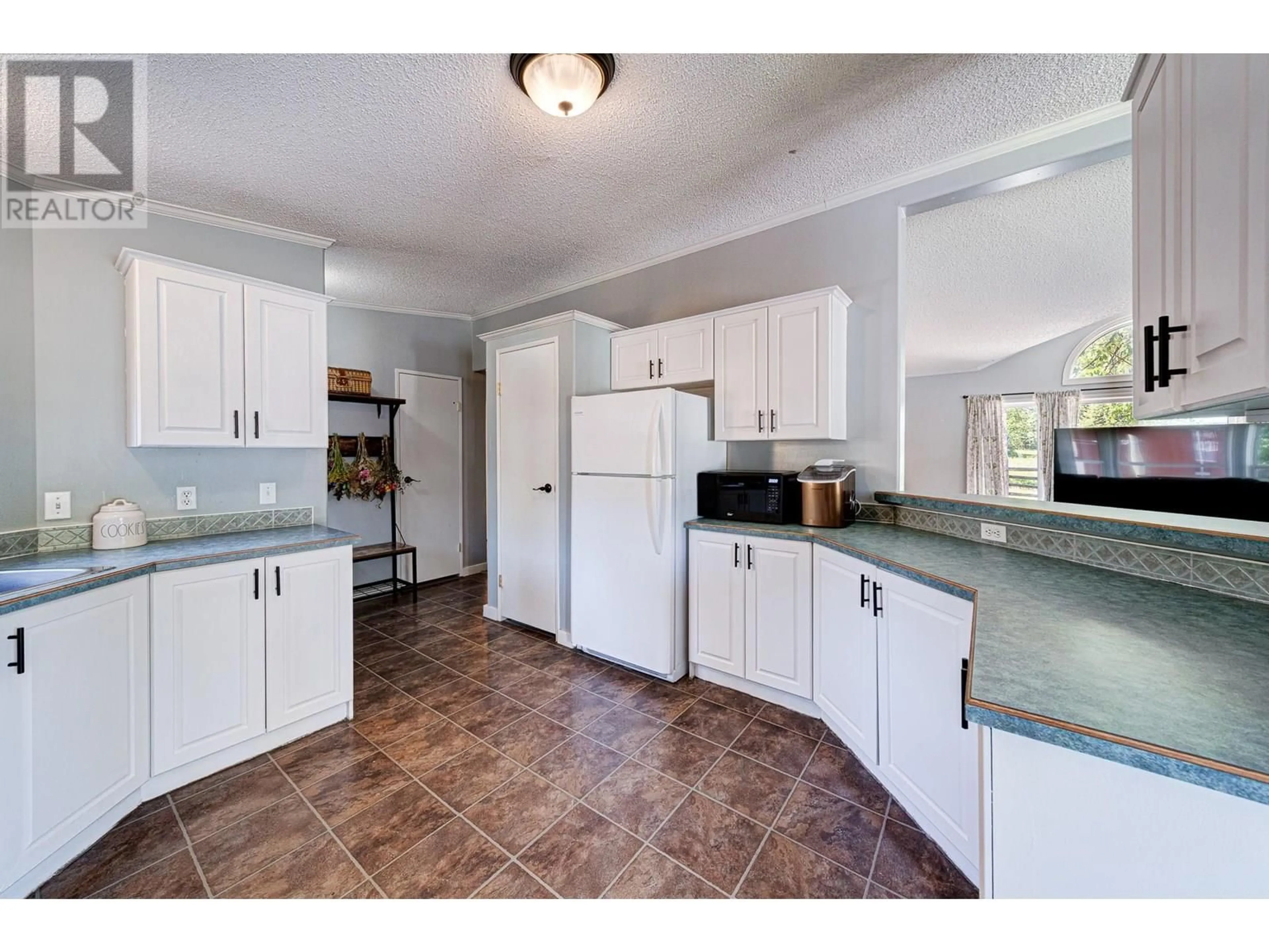 Standard kitchen, ceramic/tile floor for 1771 NIAGARA CRESCENT, Elkford British Columbia V0B1H0